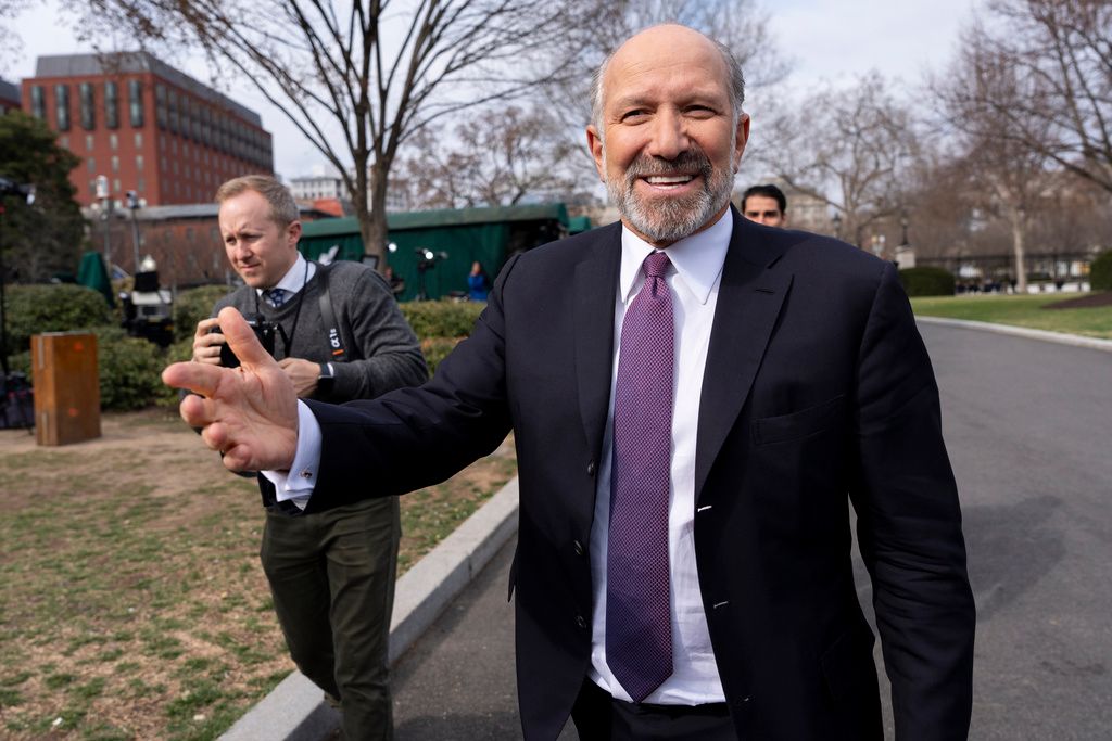 2025年3月13日。美國商務部長盧特尼克（Howard Lutnick）在華盛頓白宮與記者交談。（AP）