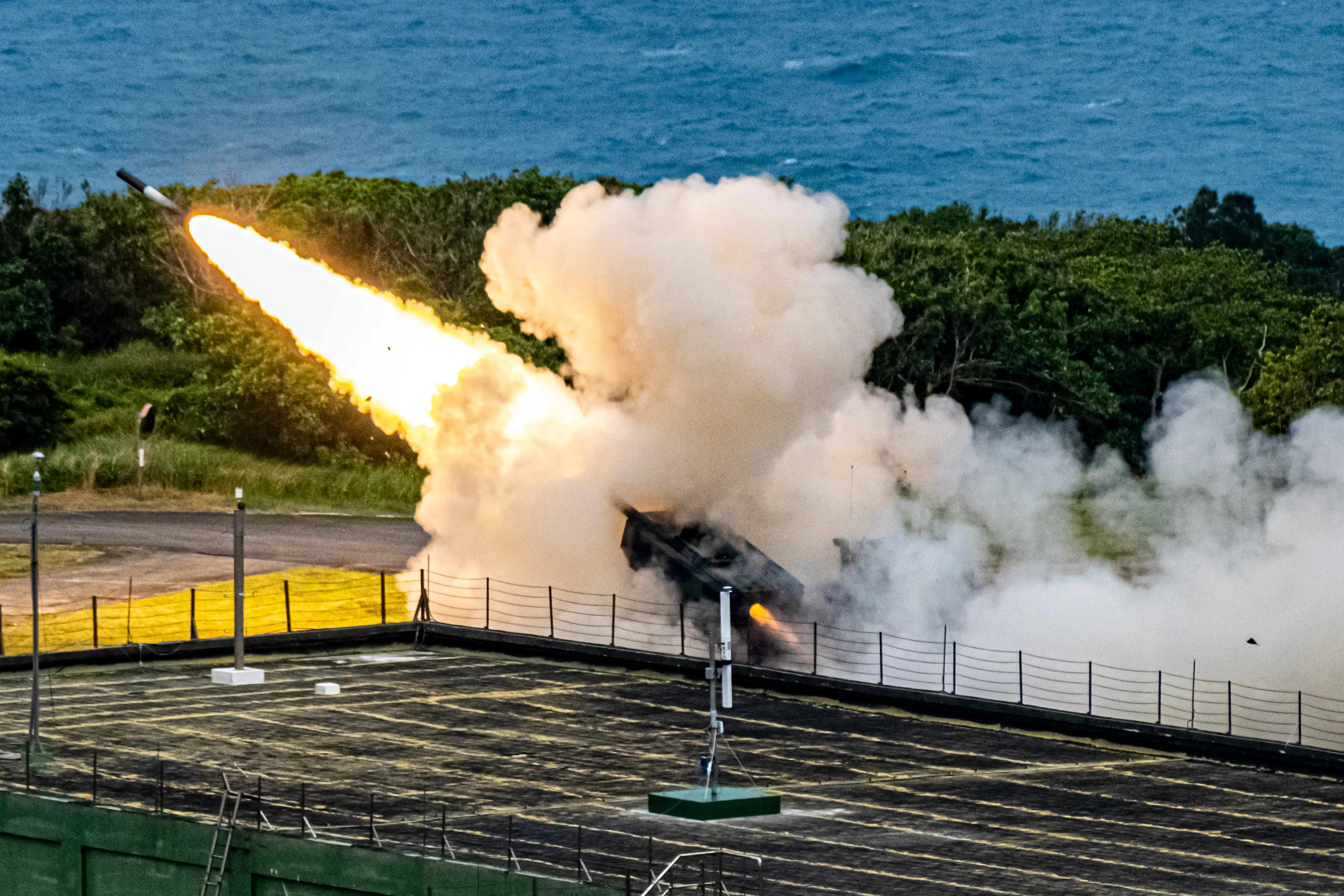 20250512-国防部12日、Mediaを屏東九鵬基地に招き、HIMARS多連装ロケットシステムの射撃を報道。（劉偉宏記者）