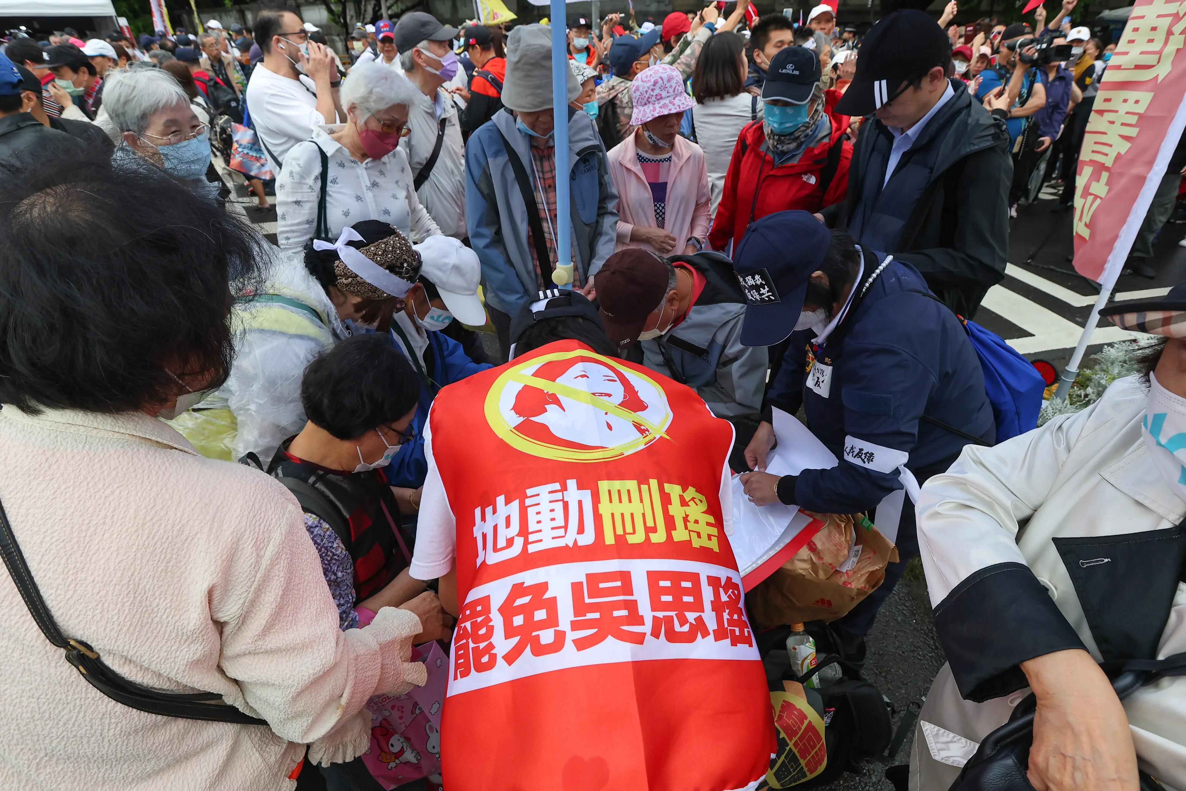 20250426-国民党が「反緑共、戦独裁」イベントで、リコール団体が署名収集を行っている様子。（顔麟宇撮影）