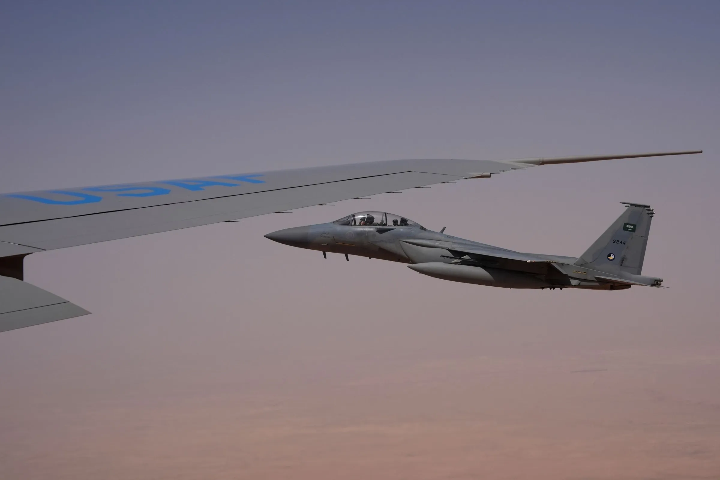 沙烏地空軍派出F-15E戰機迎接川普的空軍一號專機。（美聯社）