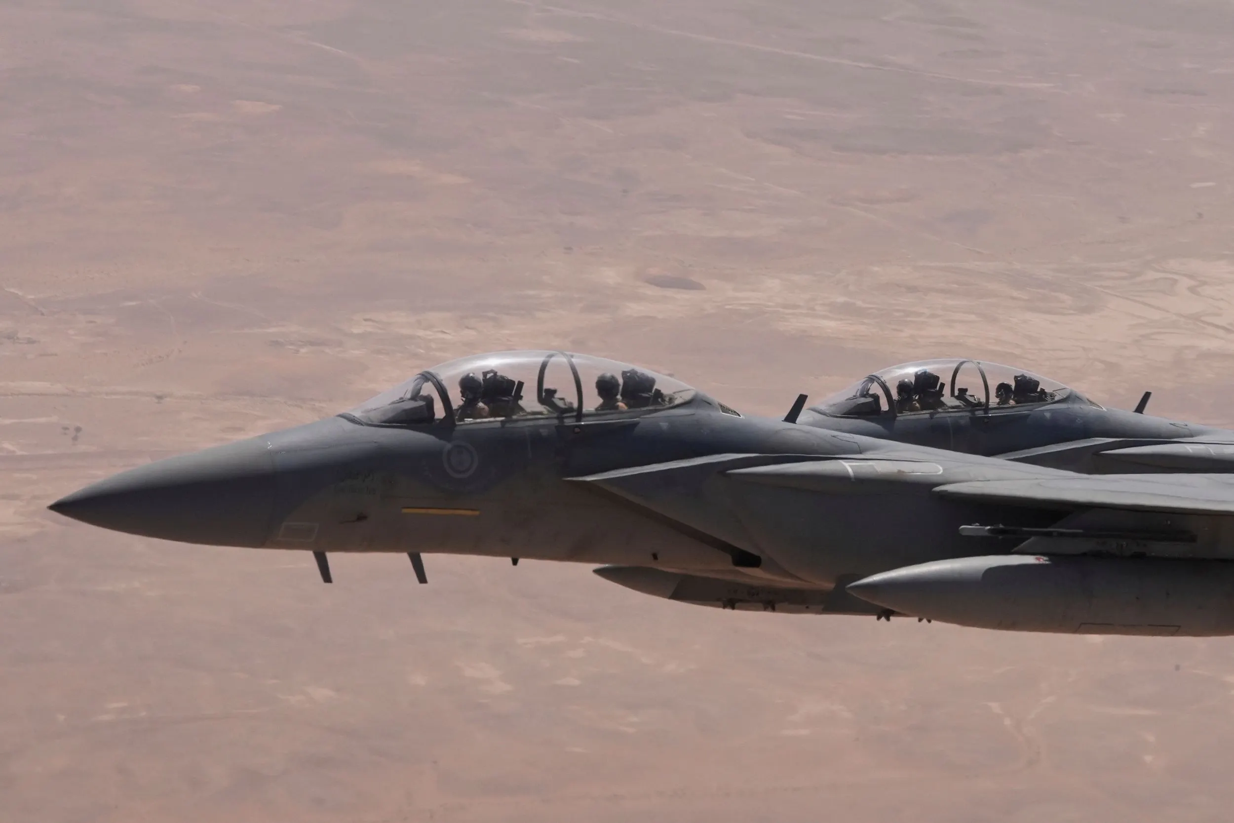 沙烏地空軍派出F-15E戰機迎接川普的空軍一號專機。（美聯社）