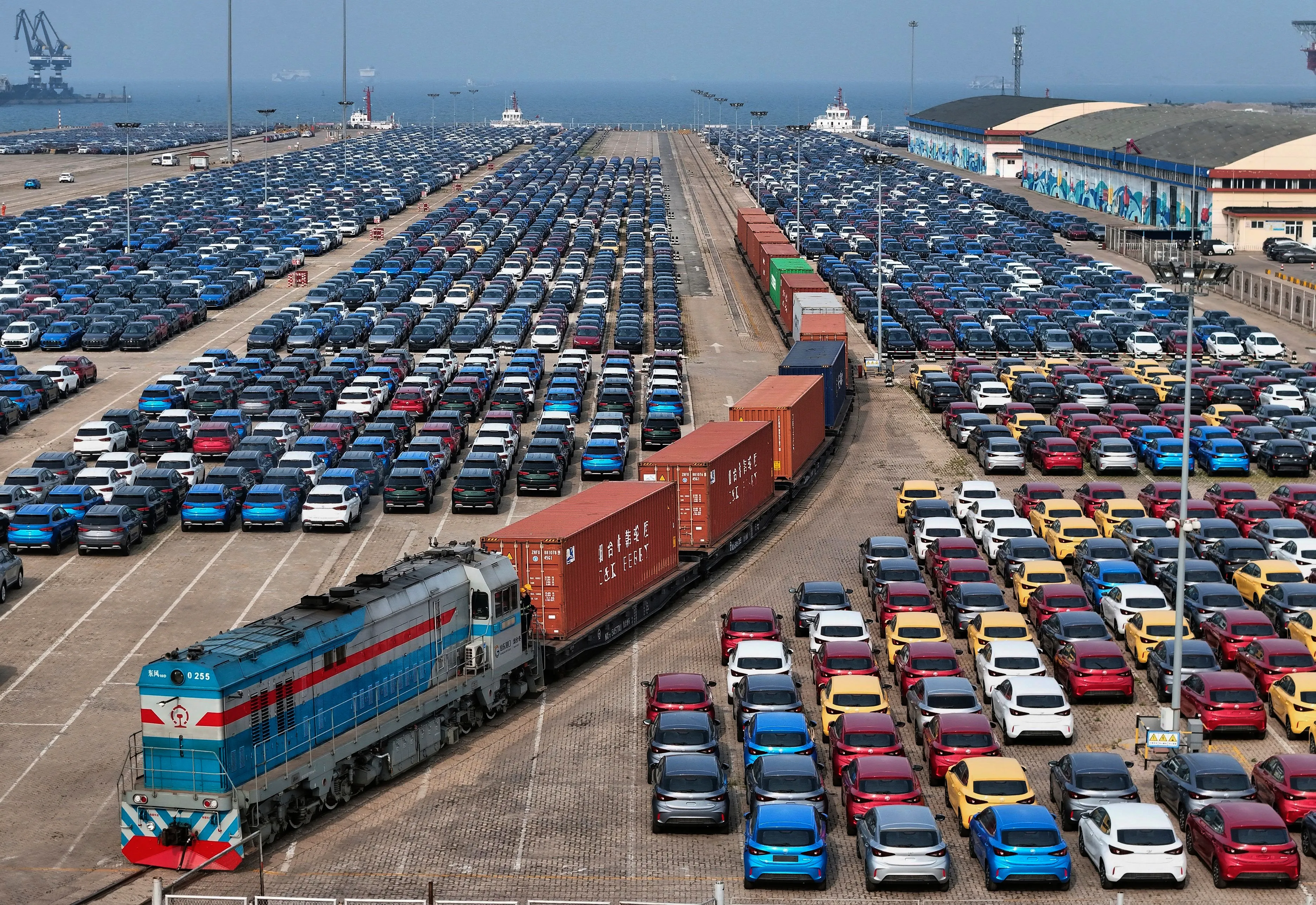 貿易戰、關稅、中國經濟、貨櫃碼頭、山東青島港。（美聯社）