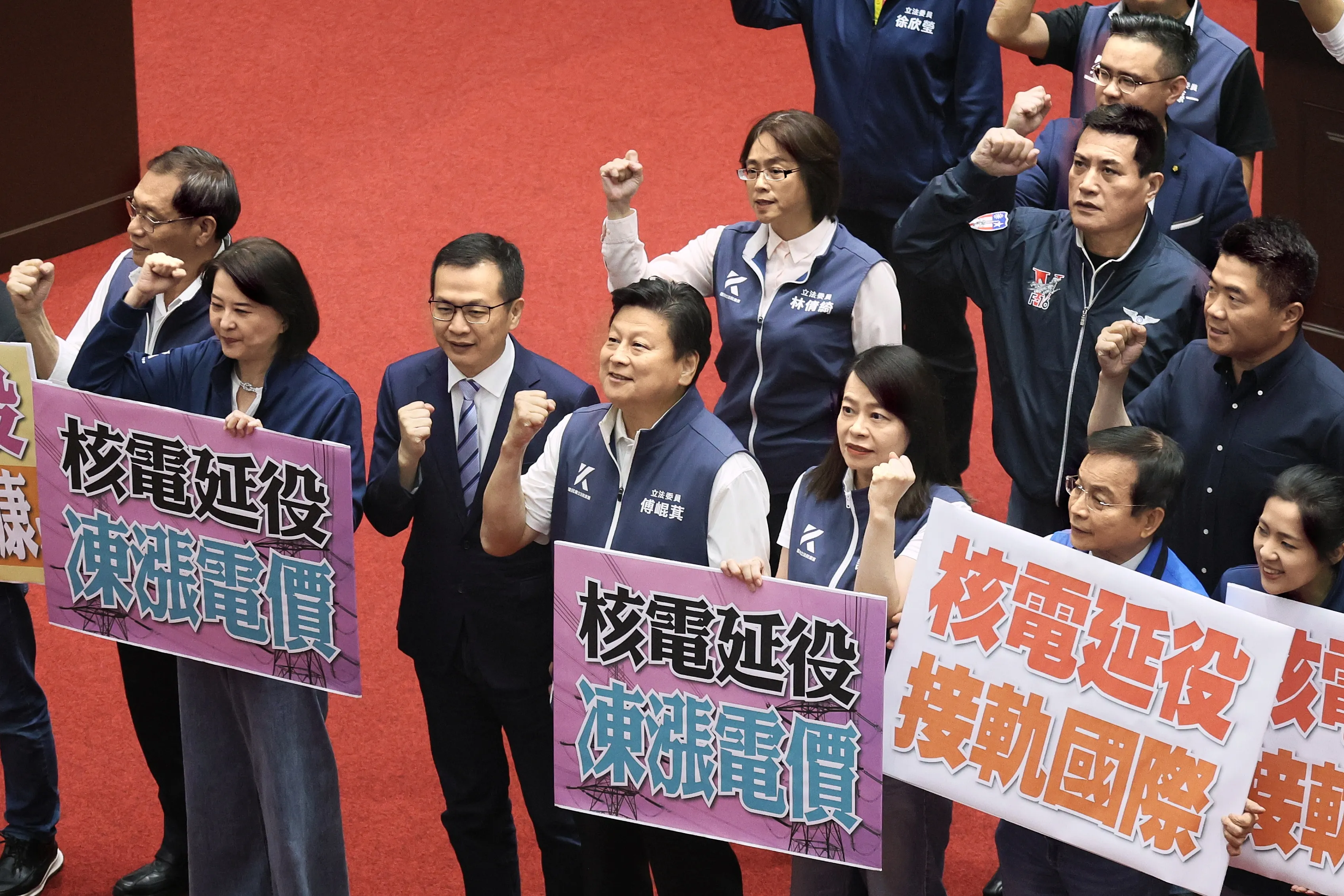 20250513-立法院院会13日に核子反応器施設管理法条文修正案が可決され、修法に賛成する国民党団立法委員が議場で口号を叫び立場を表明した。（柯承惠撮影）