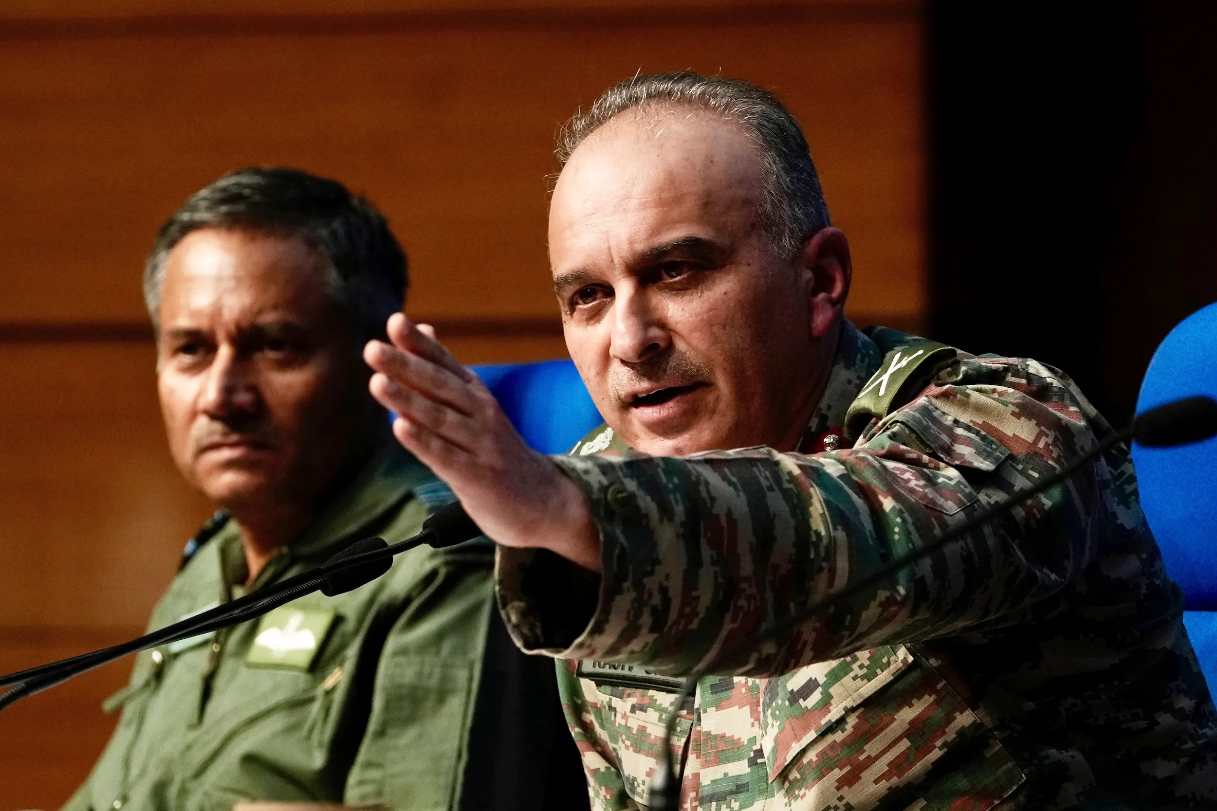 2025年5月11日，印度軍方在新德里召開記者會，說明印巴衝突的戰果與損失。左為空軍中將AK·巴爾蒂，右為軍事行動總監拉吉夫·蓋伊。（美聯社）