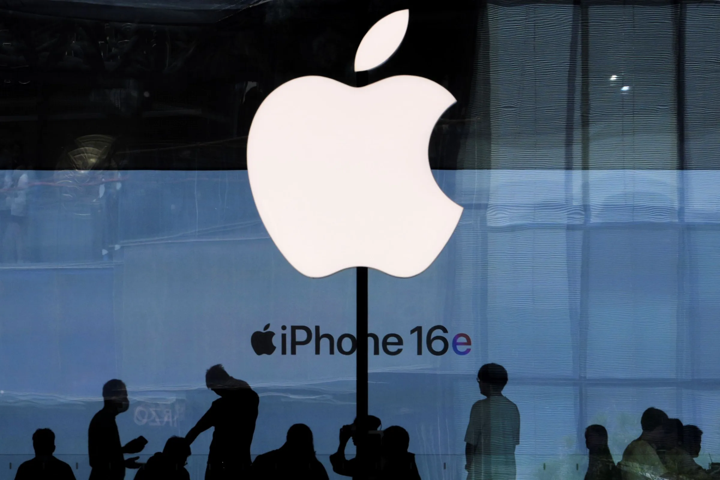 中國北京鬧區的蘋果（APPLE）專賣店外。（美聯社）