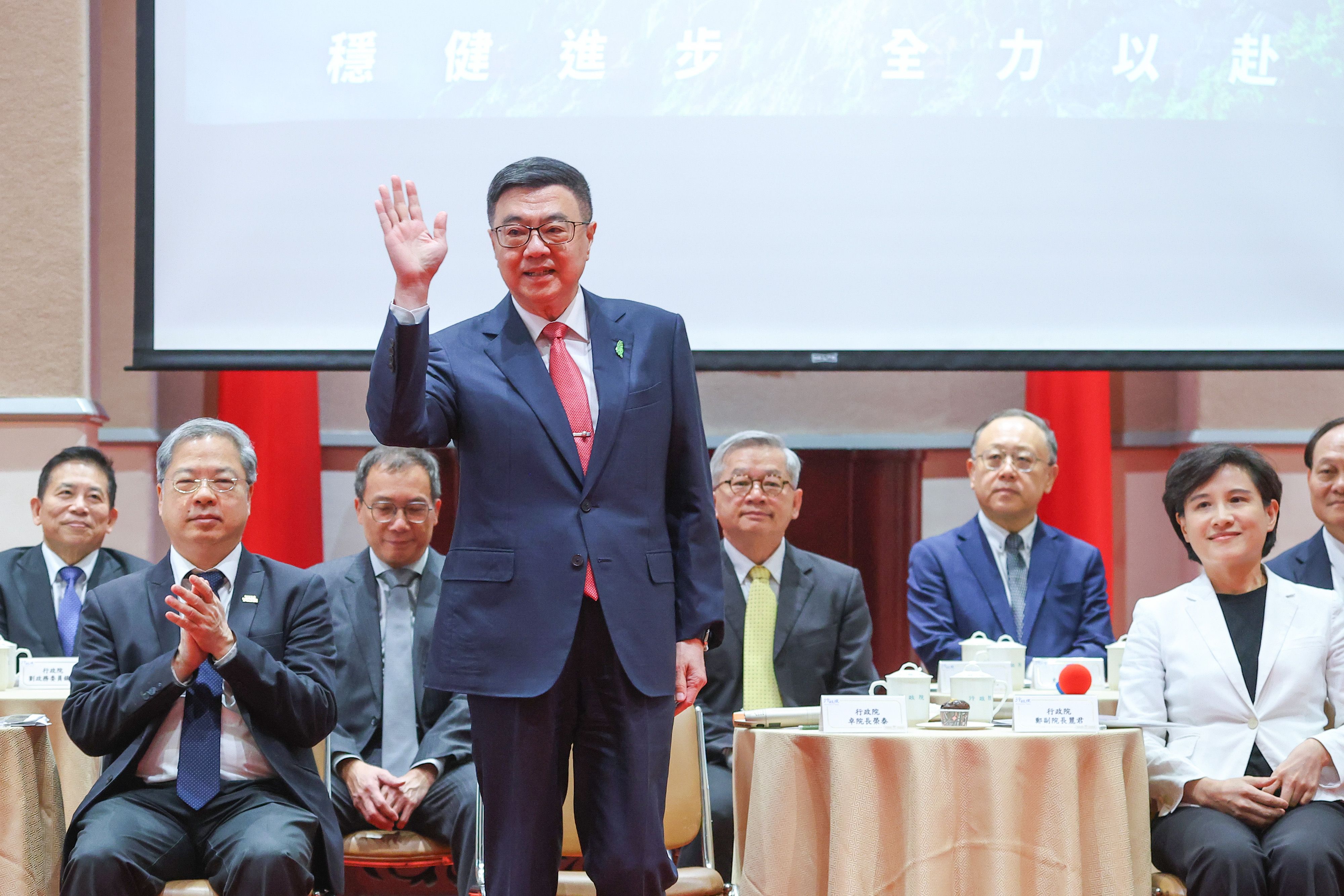 20250516-行政院長卓榮泰（中）、副院長鄭麗君（右一）、秘書長龔明鑫（左二）16日出席上任周年記者會。（顏麟宇攝）
