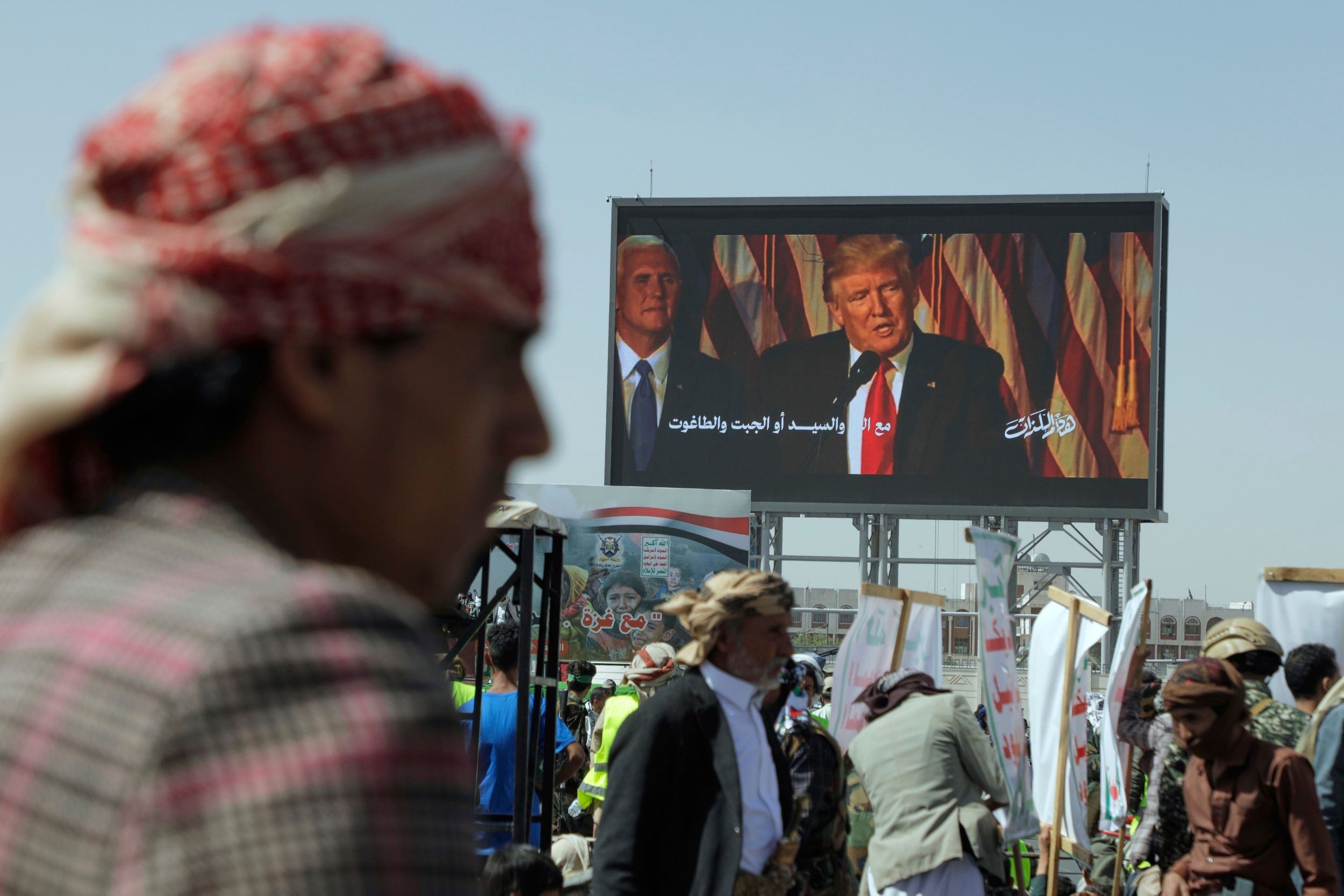 2025年5月16日，胡塞武裝的支持者在葉門舉行的反美及反以色列集會上高喊口號。（美聯社）