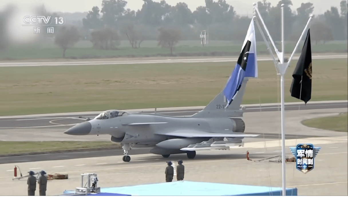 央視報導，中國製造的殲-10CE戰機，在空戰中擊落多架印度空軍主力戰機，包括法國生產的飆風（Rafale）戰機。（取自央視）