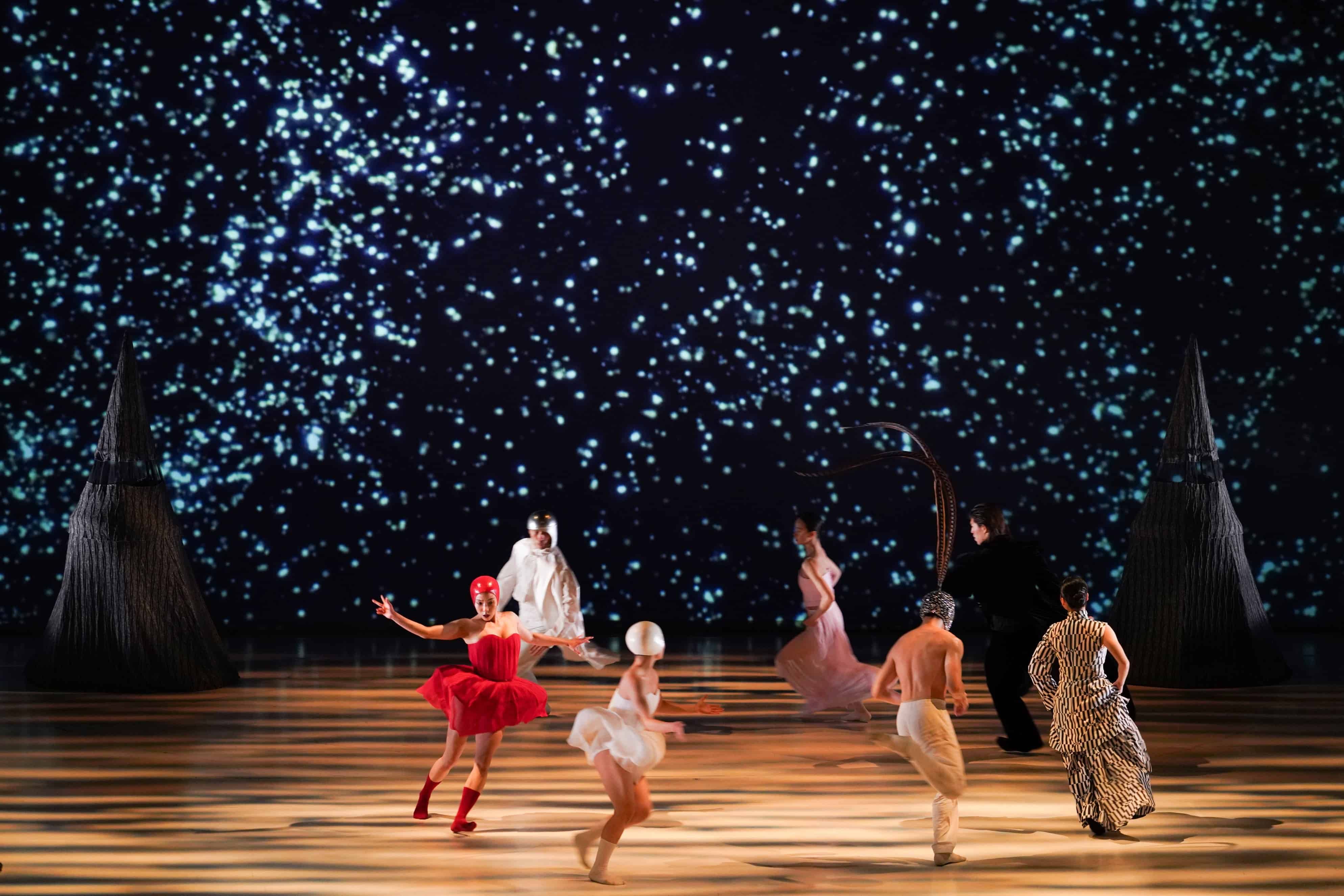 南山舞動列車駛入衛武營，讓現場觀眾彷彿搭上專屬體驗車廂，沉浸在丞舞重新演繹的童話《愛麗絲》的奇幻國度之中。(圖片提供：南山人壽)