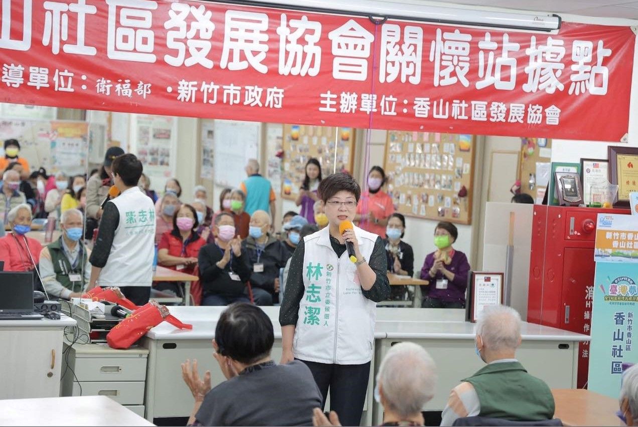 宋品瑩議員提醒綠營相關人士，2020年參選立委不也是穿著競選背心，參加多場市府補助的社團活動。（圖／翻攝宋品瑩議員臉書）