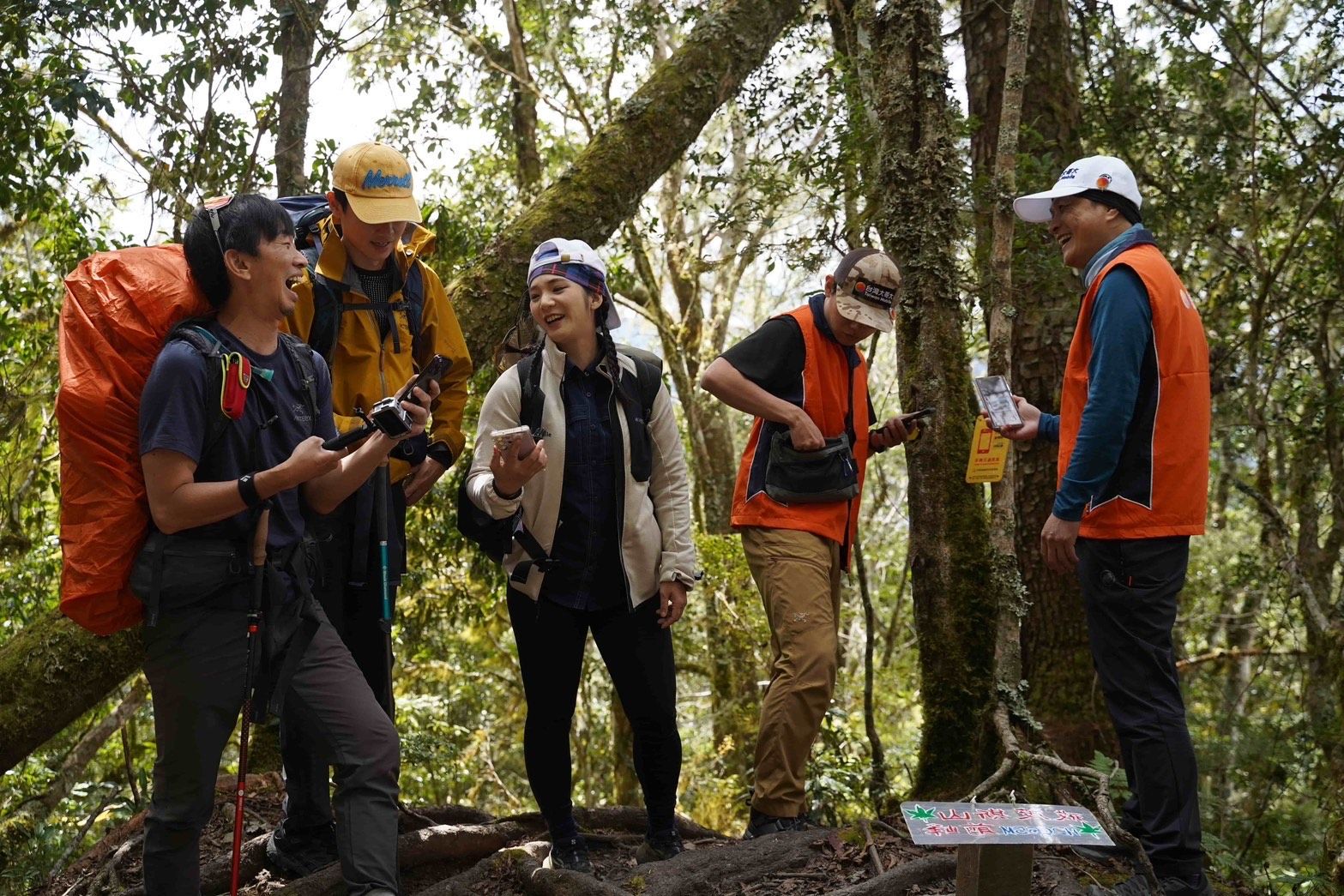 台灣大攜手金鐘獎實境節目《上山下海過一夜》，挑戰台灣第二高的高山湖泊嘉明湖。(第一排由左至右為台灣大工程師鄒耀光、主持人雷艾美、德國探險家Hong Trinh Geyer、登山家詹喬愉、嚮導卓福星、主持人阿傑哥，第二排由左至右為台灣大工程師黃柏寧、主持人Max)