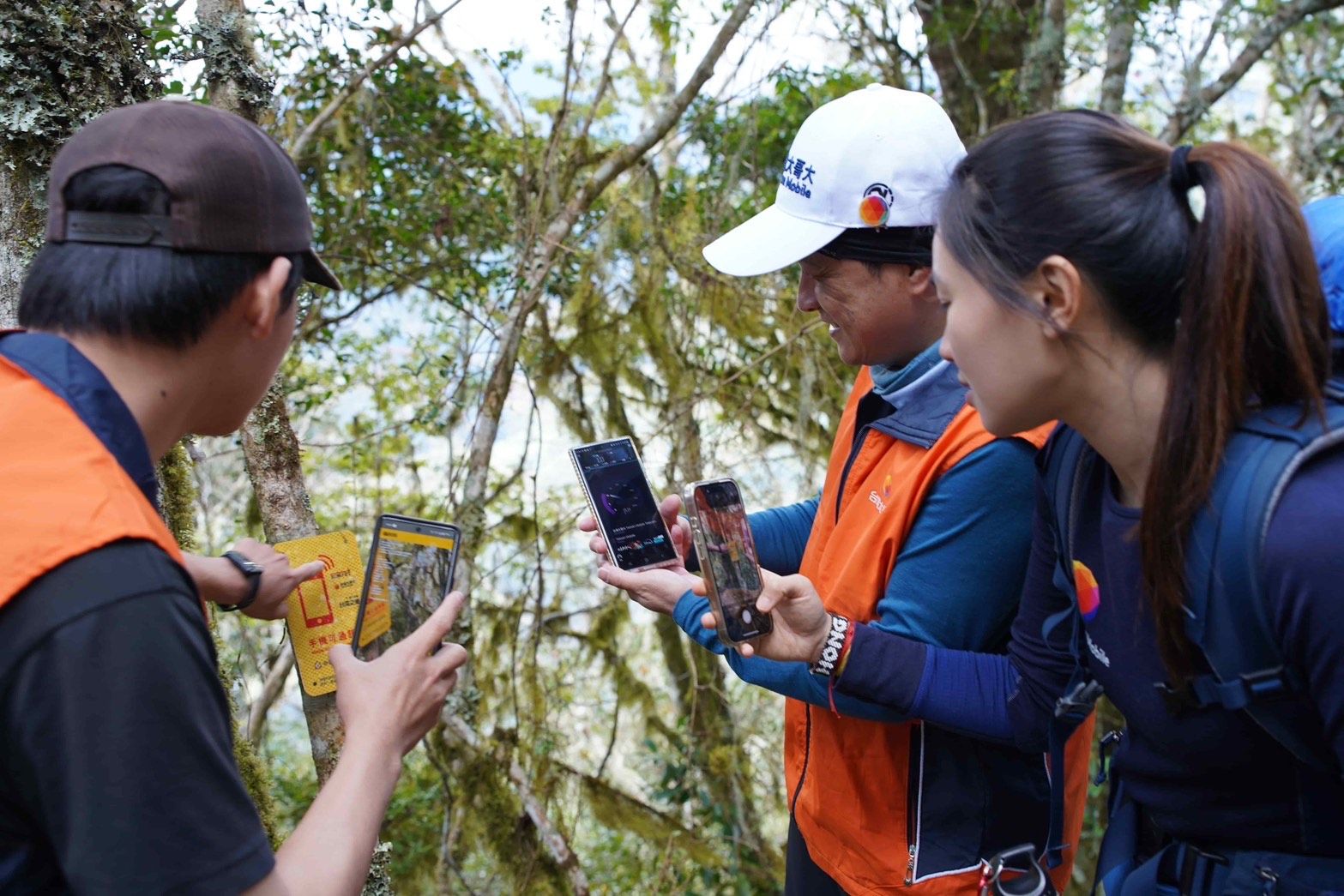 台灣大以穩定可靠的高山訊號，支援團隊撥打視訊電話，與外界隨時保持聯繫即時上傳畫面。