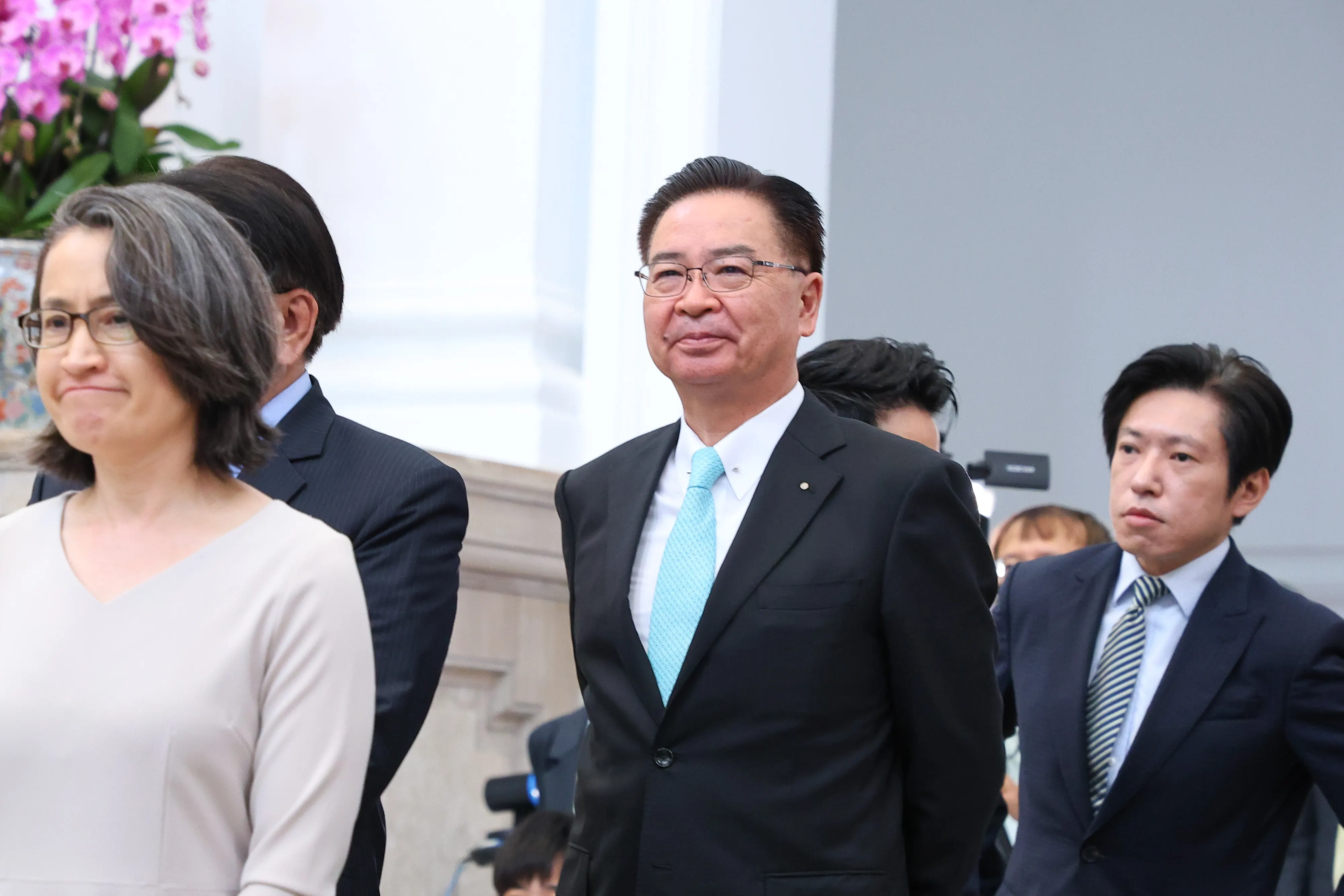 20250520-国安会秘書長吳釗燮（中央）、副総統蕭美琴（左1）、20日出席執政周年記念スピーチ。（顏麟宇撮影）