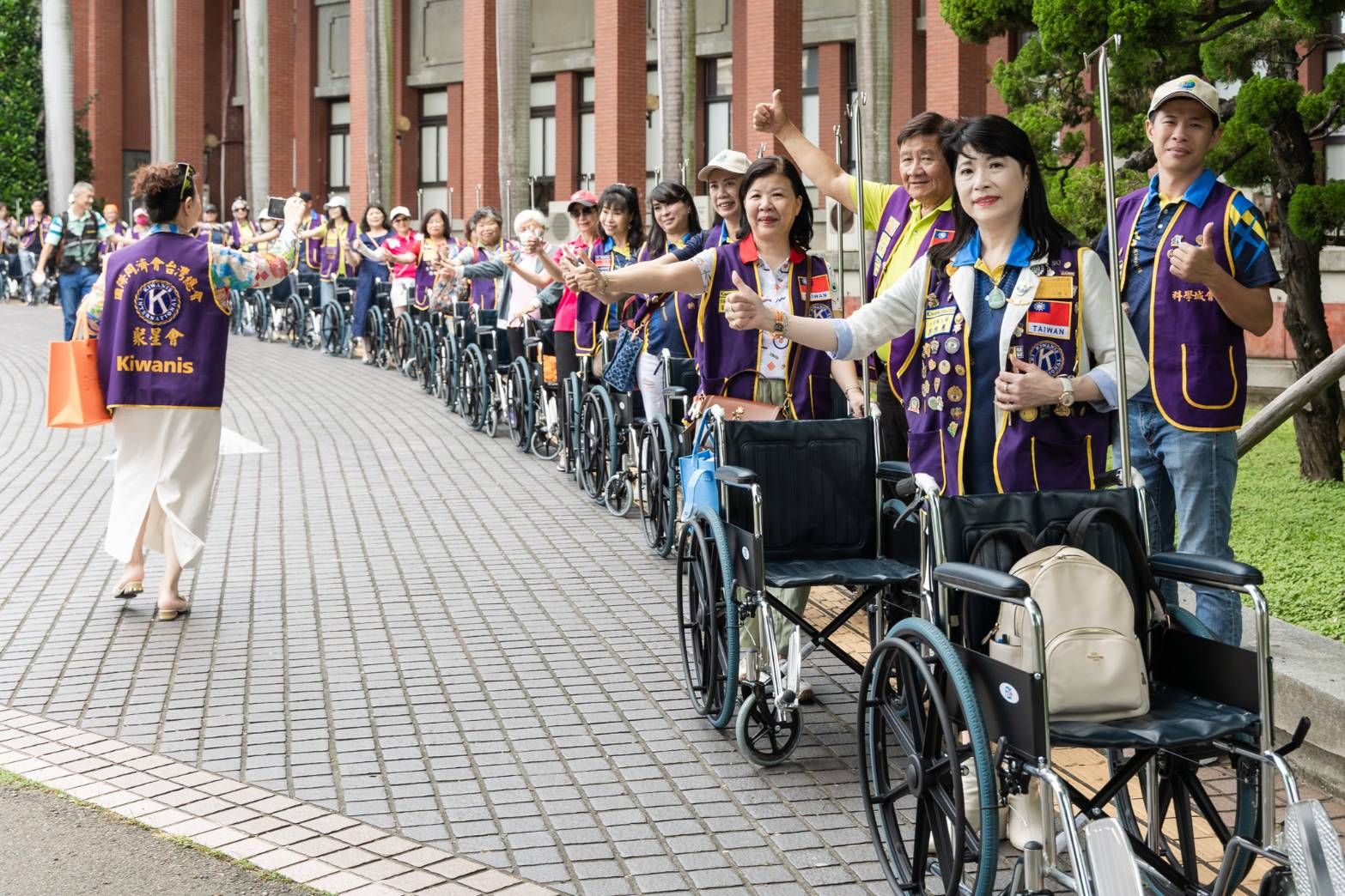 同濟會竹苗區「520傳愛暢行輪椅捐贈社服健走」重頭戲，眾會兄會姊推著輪椅前往東元醫院進行捐贈儀式。（圖／方詠騰攝）