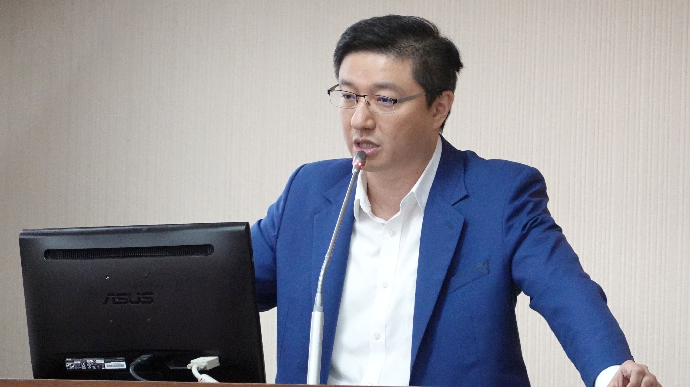 國民黨籍立委張智倫21日在內政委員會質詢。（楊騰凱攝）