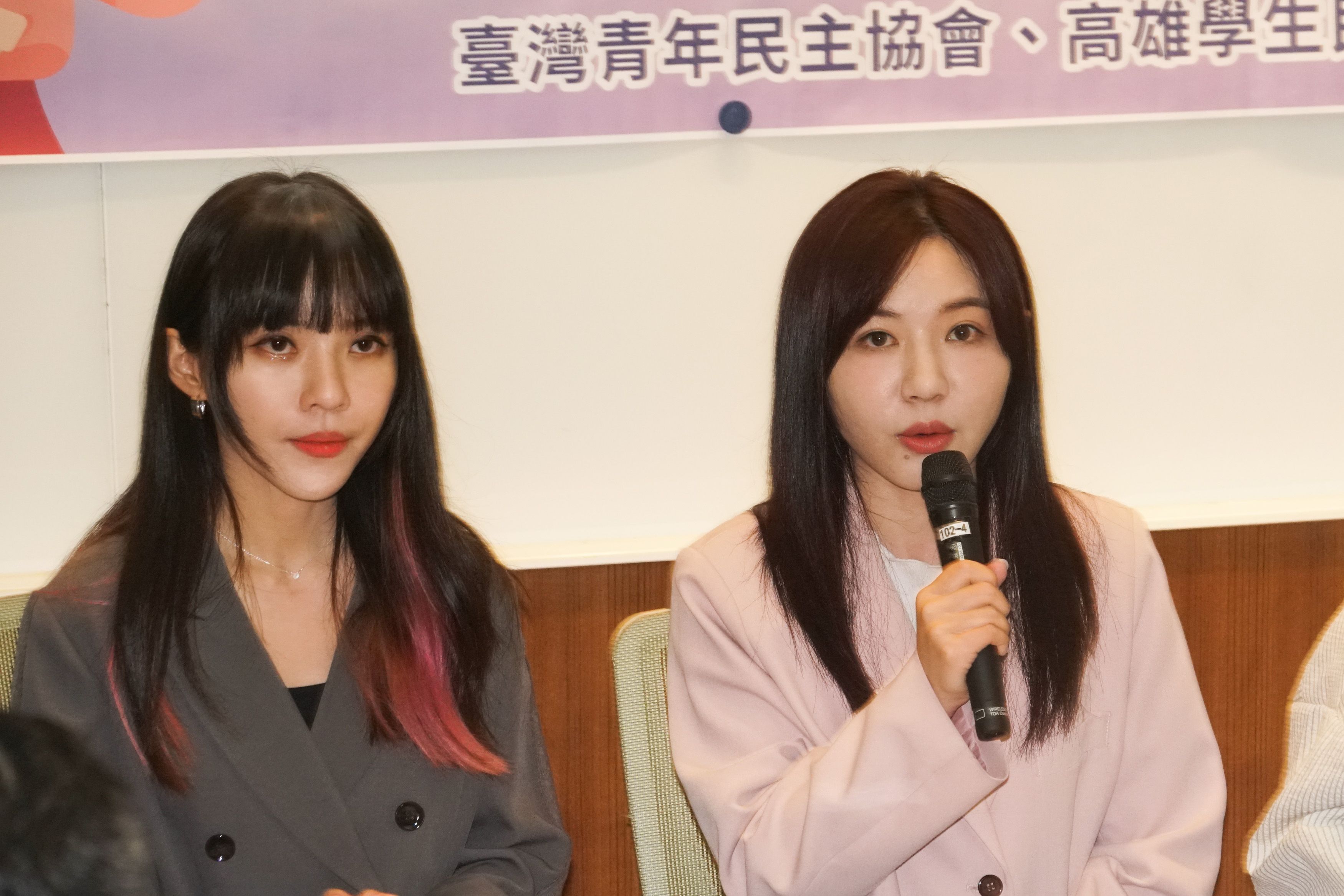 20250522-立委吳沛憶（右）、黃捷（左）等人召開「尊重校園民主 手機規範要傾聽」記者會。（蔡親傑攝）