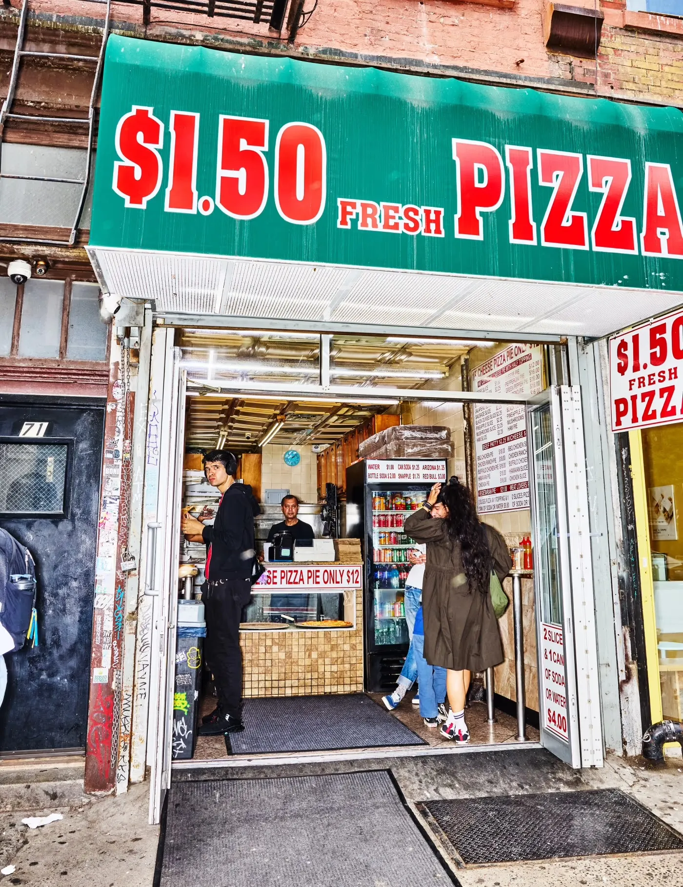 網民眼中的另一個經濟遇困信號？曾經還買得起的奢侈品——比如1美元一塊的紐約披薩——正變得有點兒遙不可及。（Amy Lombard for WSJ）