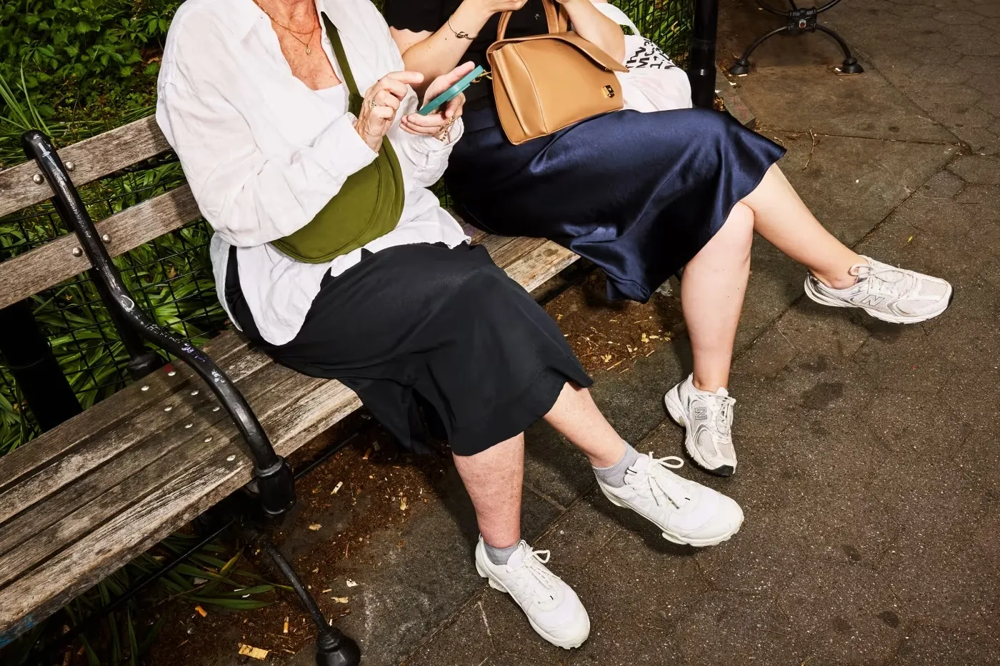 女性的裙擺長度長期以來被視為經濟晴雨表，一些專家認為，當經濟不景氣時，女性裙擺會變長。圖為本周在紐約，兩位女性身著及膝裙；這種長度的裙裝再次成為時尚潮流。（Amy Lombard for WSJ）