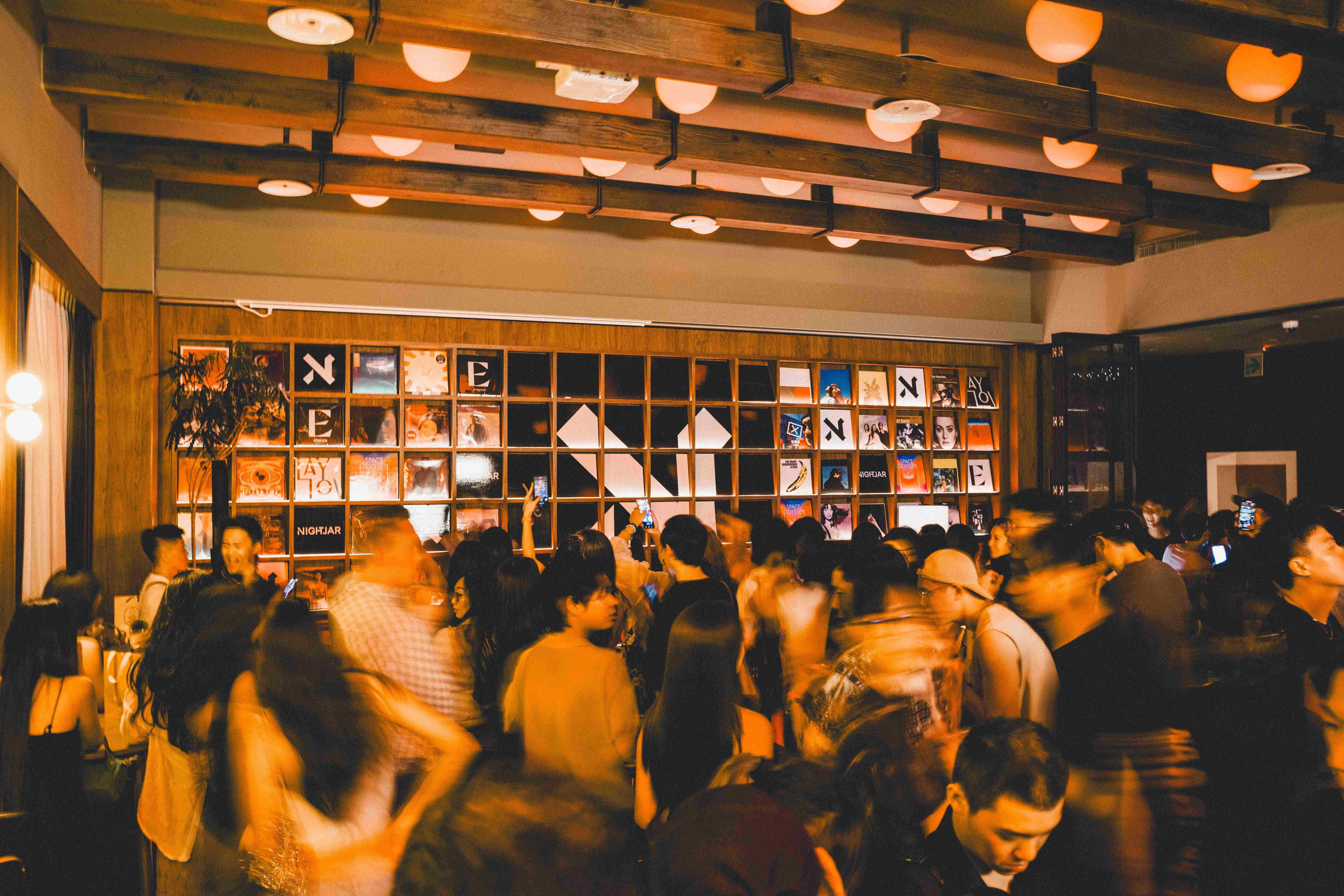 The SOCIAL 亦不定期與前衛派對廠牌 — NIGHTJAR、華語音樂第一品牌—國語作業簿等多個知名音樂品牌合作，成功舉辦多場精彩派對(圖片提供：大安伊普索)