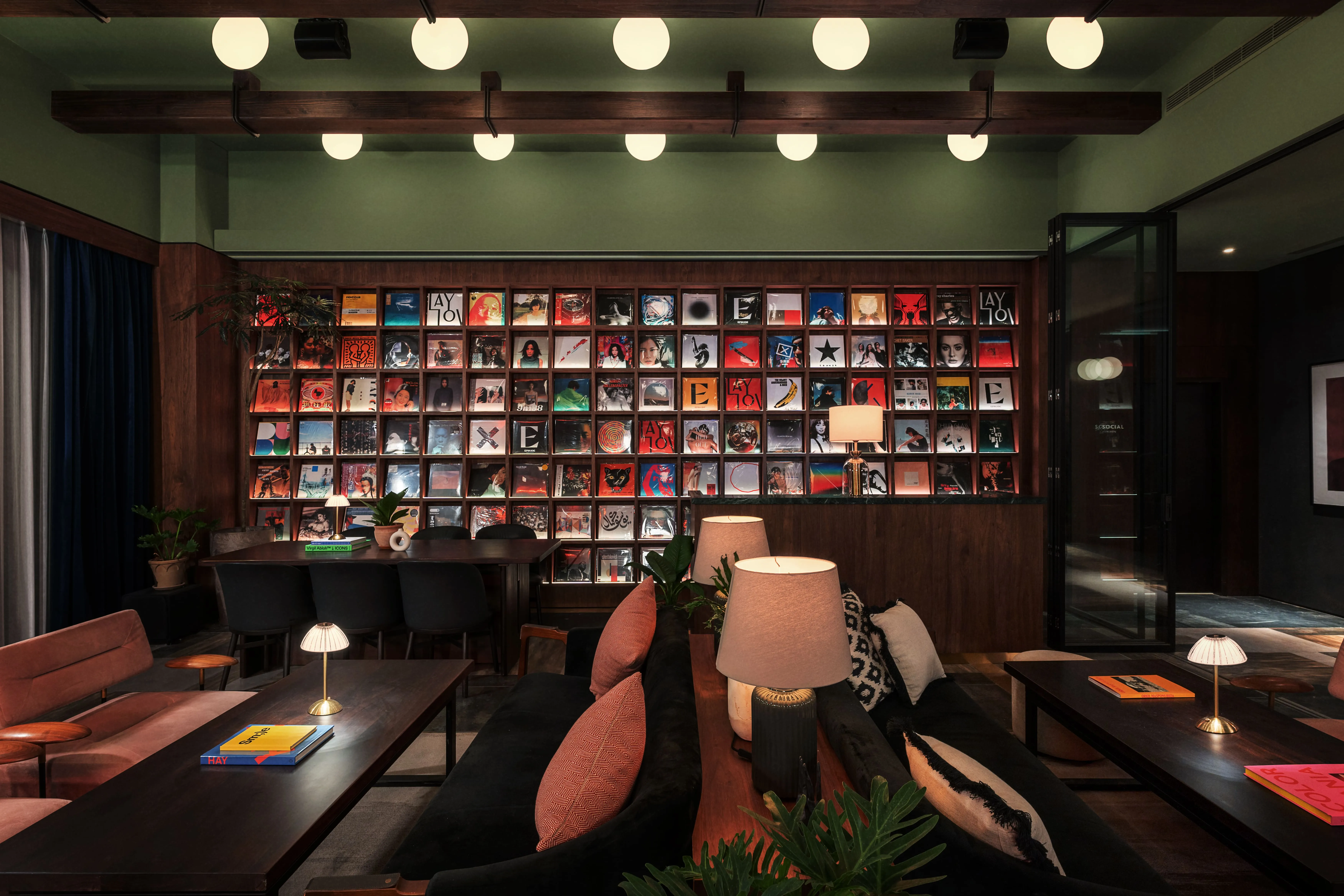 The SOCIAL by LayLow 獨特音樂社交空間 ，經典黑膠牆更成巨星婚紗取景點(圖片提供：大安伊普索)