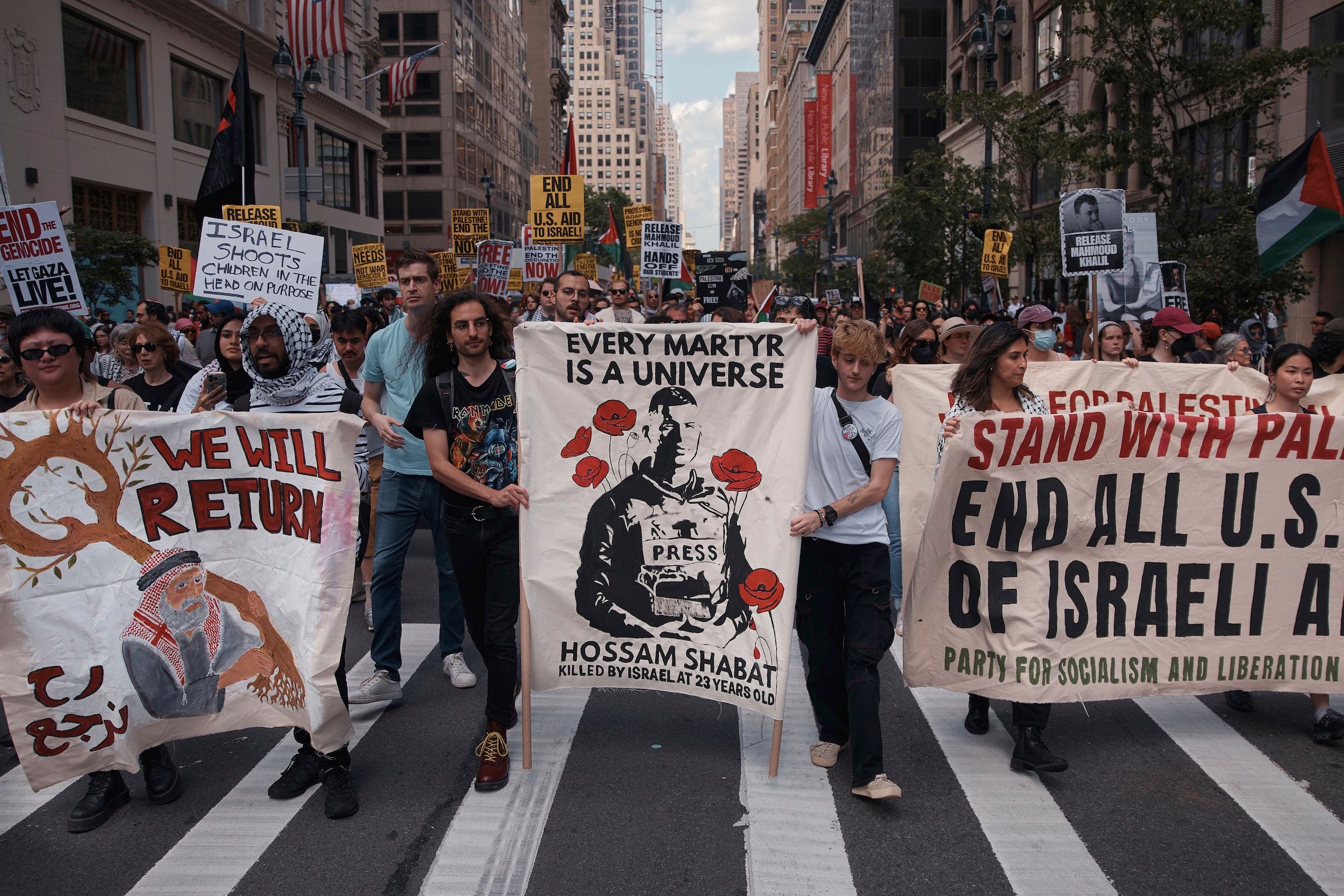 2025年5月17日，一群支持巴勒斯坦的抗議者在紐約時報廣場示威。（美聯社）