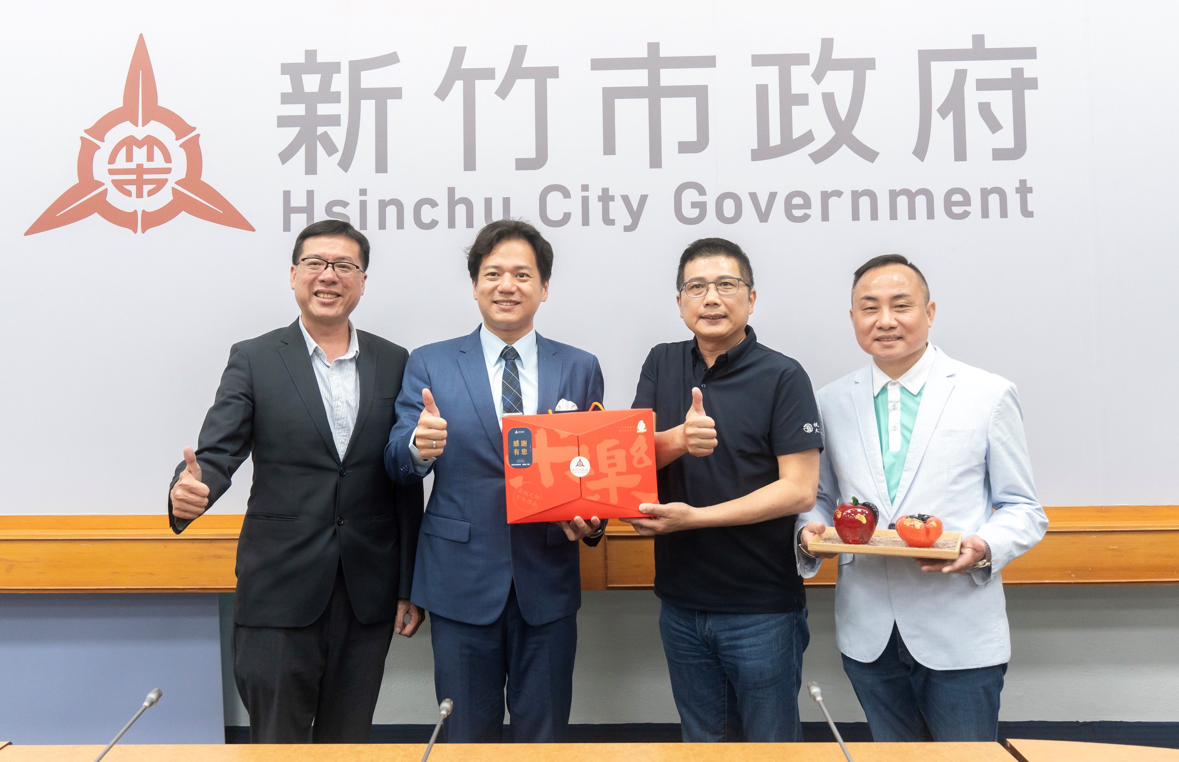 竹市代理市長邱臣遠(左2)、產發處長嚴翊琦(左1)歡迎桃竹聯誼會長黃文進(右2)、聯誼會長暨新竹縣寶山鄉長邱振瑋(右1)到訪。（圖／新竹市政府提供）