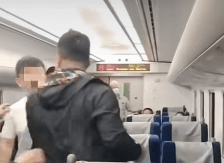 朱姓旅客在搭乘北上太魯閣號時，因不滿列車無法提供手機充電，竟按下緊急通報鈴並大聲播放音訊，影響其他乘客遭投訴。列車長兩度前往勸導後仍未果，對方拒絕下車並尾隨攻擊列車長，不僅賞其耳光，還以多部手機砸人。（圖／翻攝自FB／台灣便當管理局-附屬鐵路部）