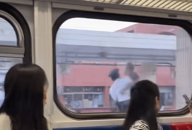 列車長林姓員工接獲通報前往處理一名騷擾他人的酒醉乘客，未料對方情緒激動，不僅推擠列車長，還突然勒頸並連續猛擊其頭部與腹部。（圖／翻攝自FB／台灣便當管理局-附屬鐵路部）