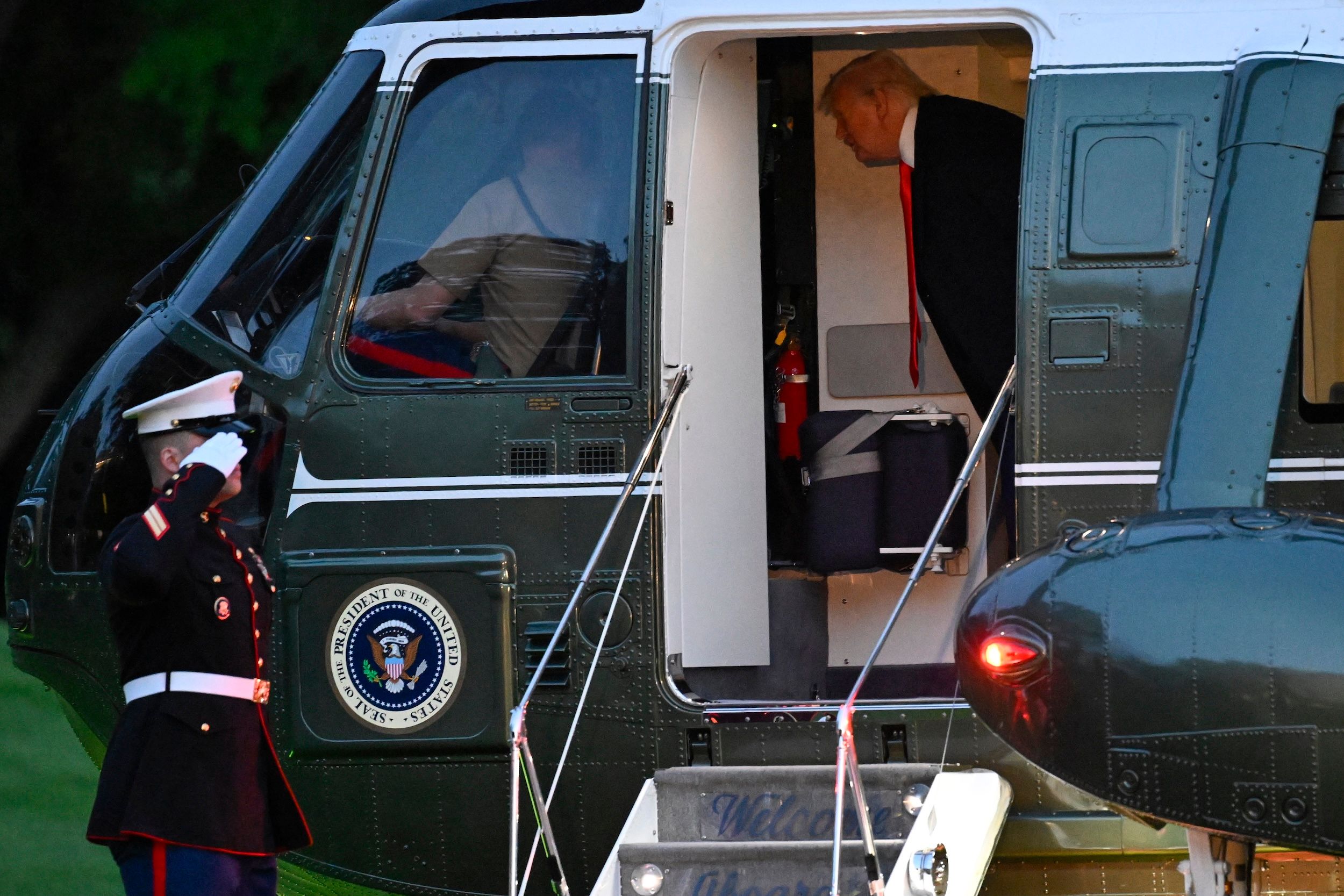 2025年5月22日，美國總統川普搭乘陸戰隊一號，準備出席川普幣粉絲的晚宴。（美聯社）