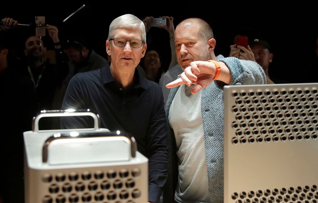 2019年6月3日。蘋果執行長庫克（Tim Cook，左）和設計長艾夫（Jonathan Ive）在加利福尼亞州聖荷西舉行的蘋果全球開發者大會的展示室裡。（AP）