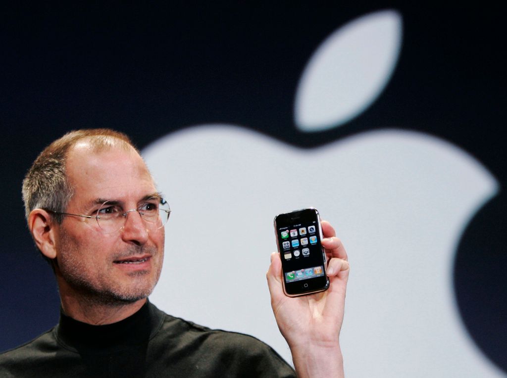 2007年1月9日。時任蘋果執行長賈伯斯（Steve Jobs）在舊金山的MacWorld會議上發布第一支iPhone。（AP）