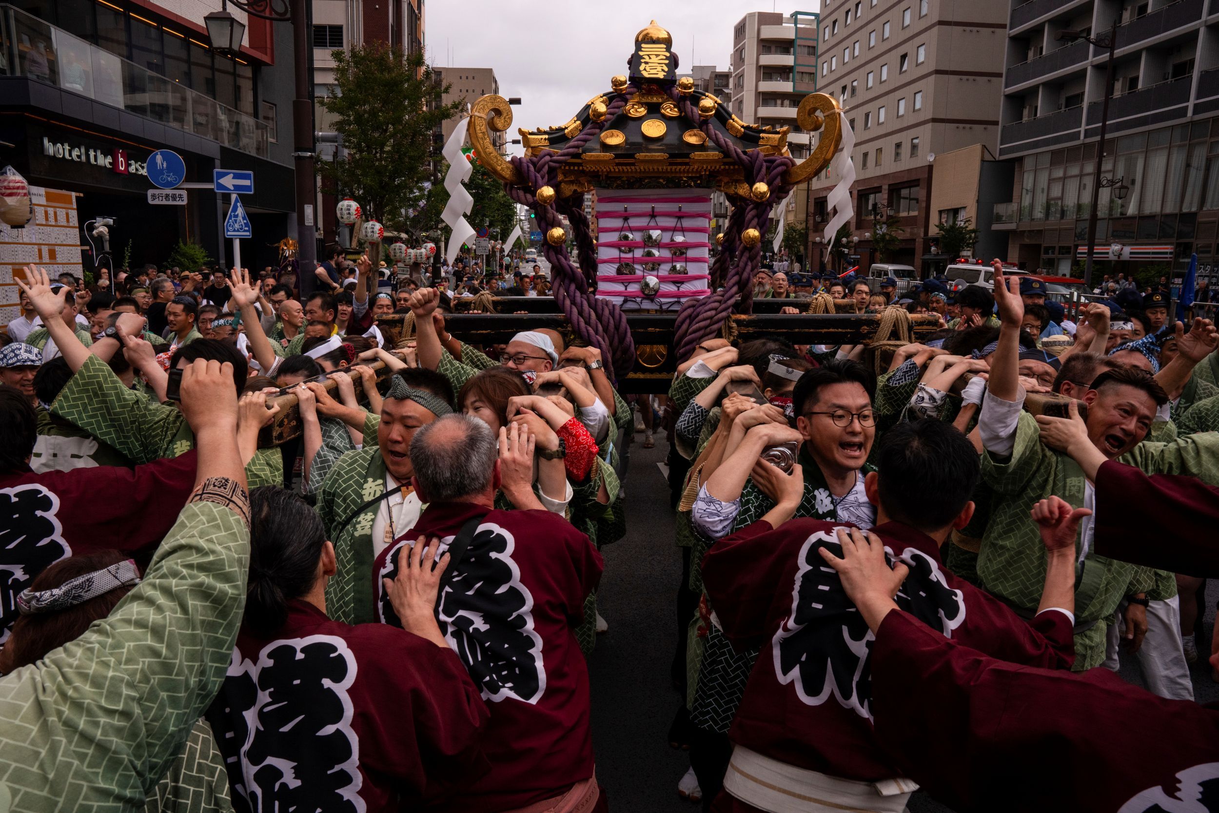 多くの日本人が三社祭に熱心に参加している。（AP通信）