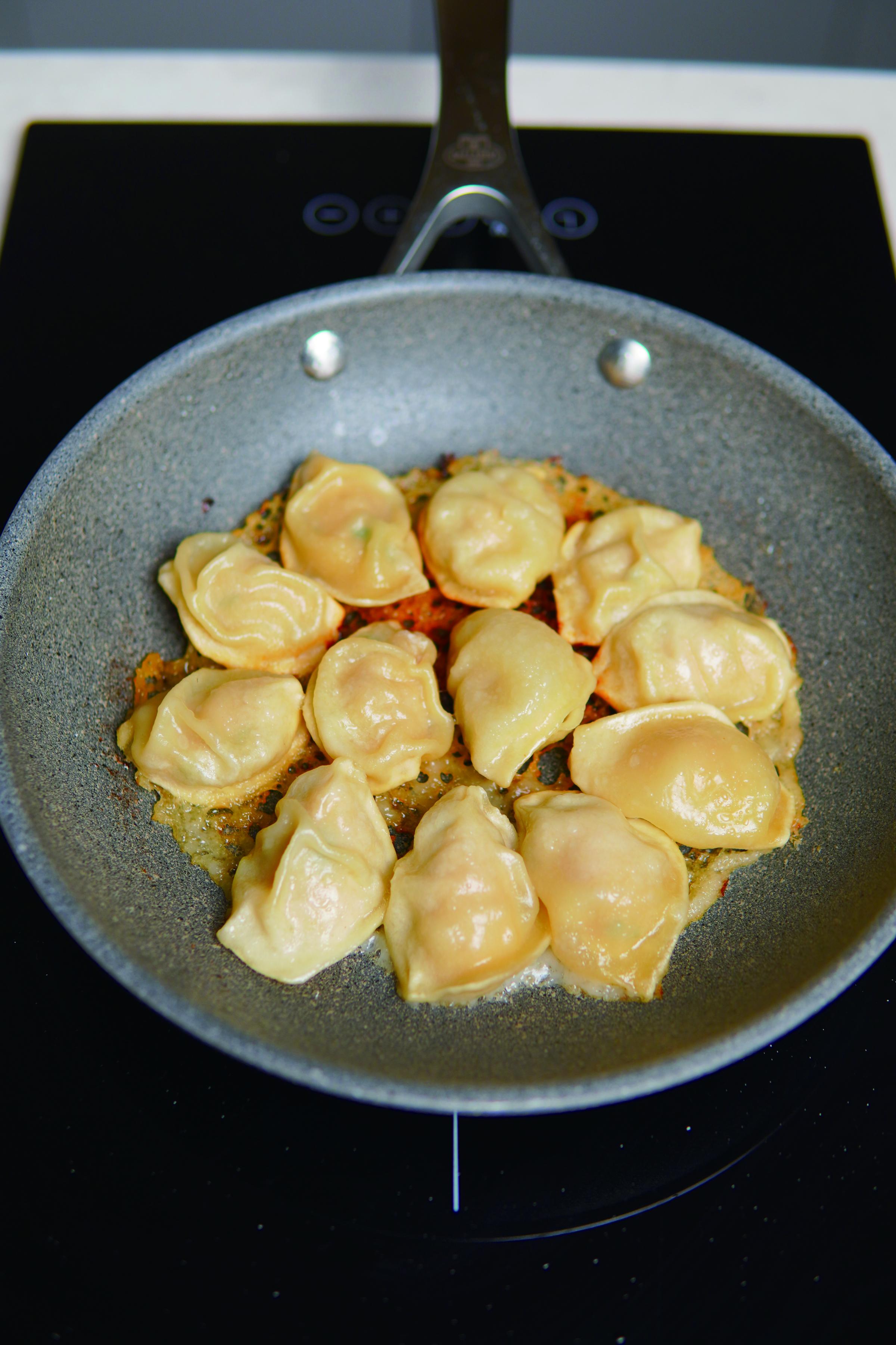 冰花煎水餃4（圖／野人提供）