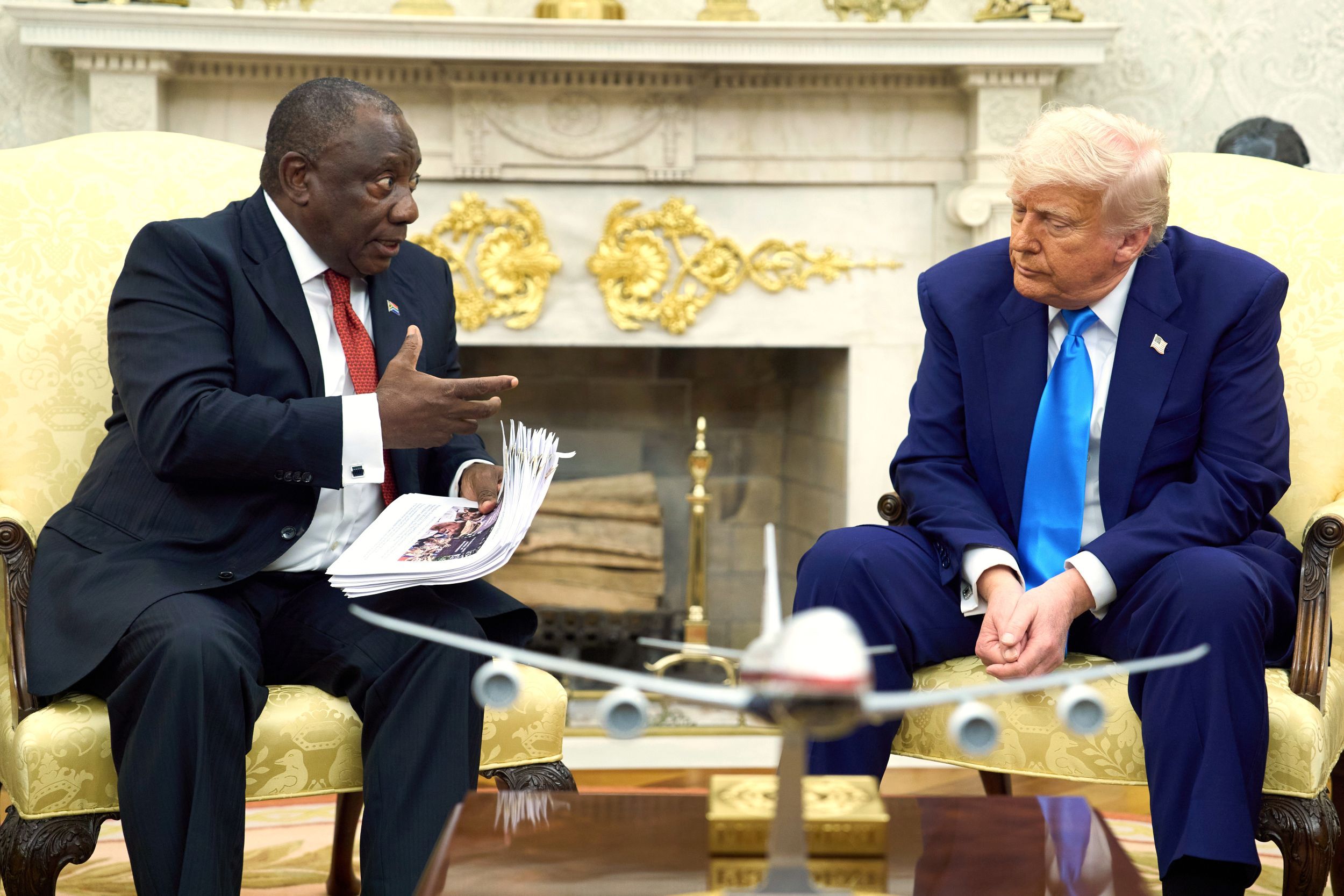 南非總統拉瑪佛沙（Cyril Ramaphosa，左）嘗試向川普解釋影片內容。（美聯社）