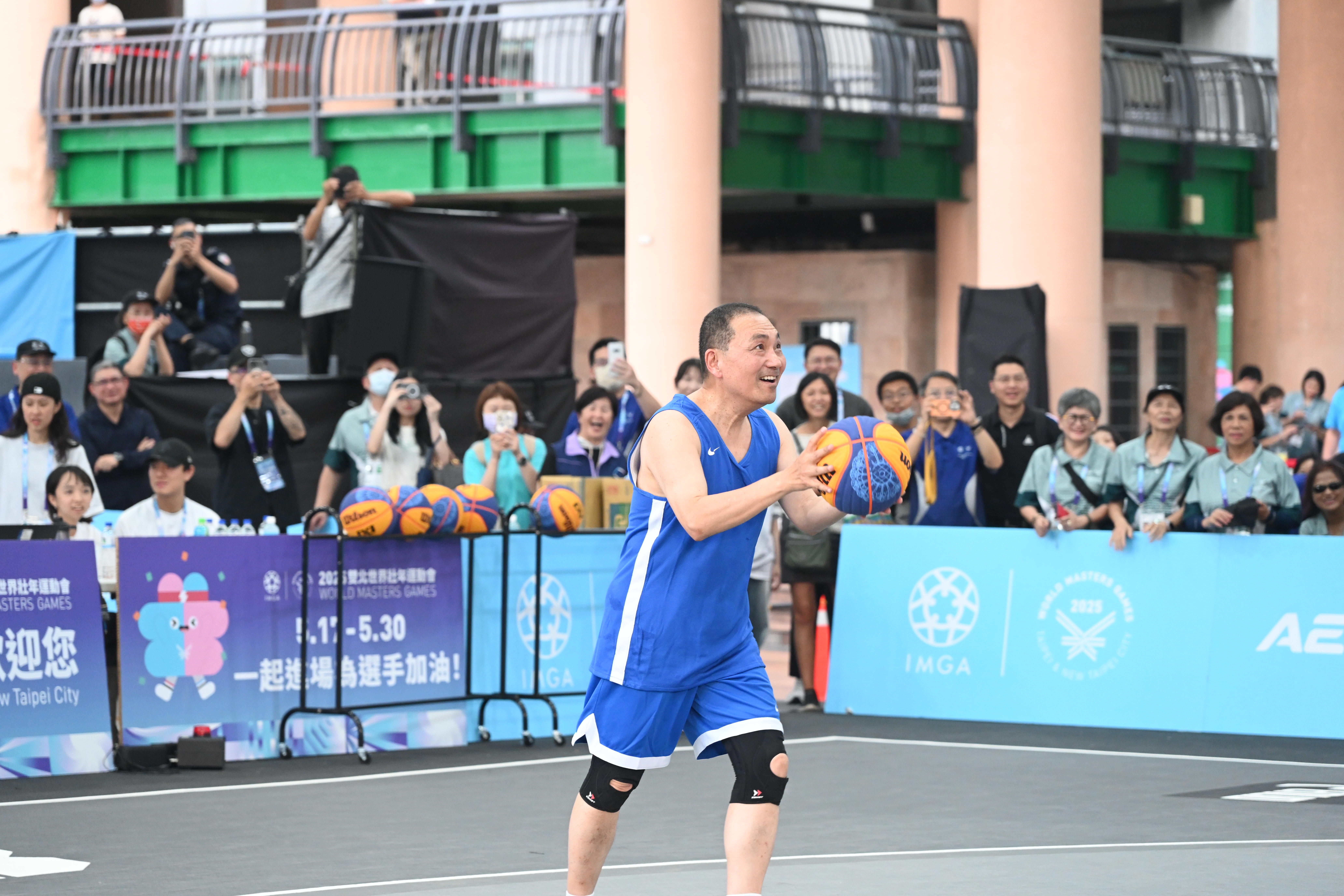 50年後再次穿上球鞋，侯友宜和老戰友一起打籃球。(圖/新北市政府)