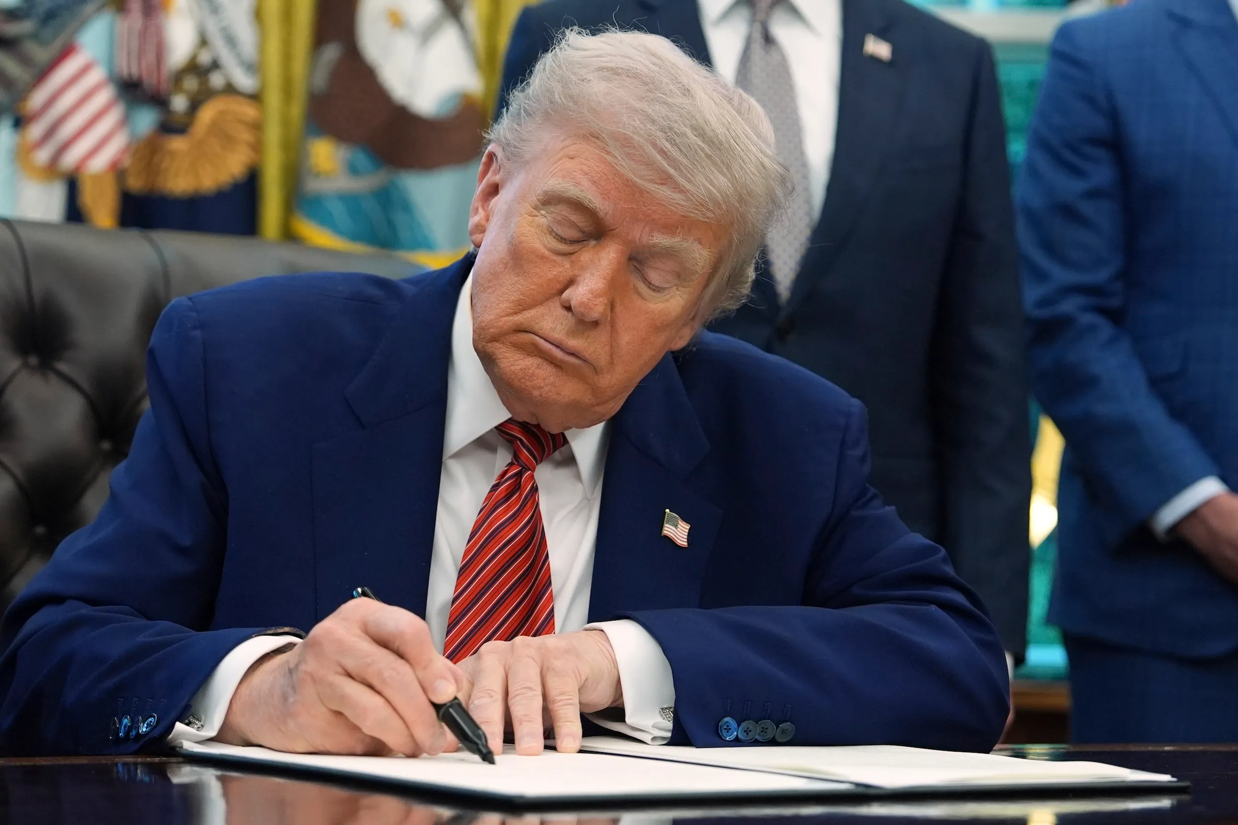 2025年5月23日、アメリカの大統領川普がホワイトハウスのオーバルオフィスで複数の原子力関連の行政命令に署名。（AP通信）