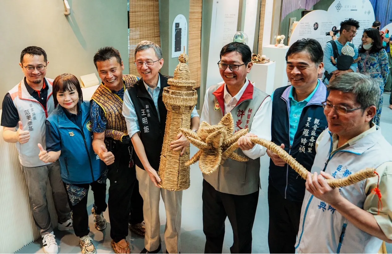 桃園客家局首次舉辦「客家工藝節」，副市長王明鉅、客家局長范姜泰與貴賓合影。