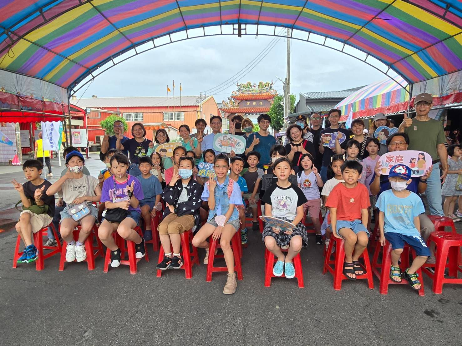 新竹市載熙國小近百位小學童熱情參與「愛要大聲說，文具自己買！」活動。（圖／方詠騰攝）