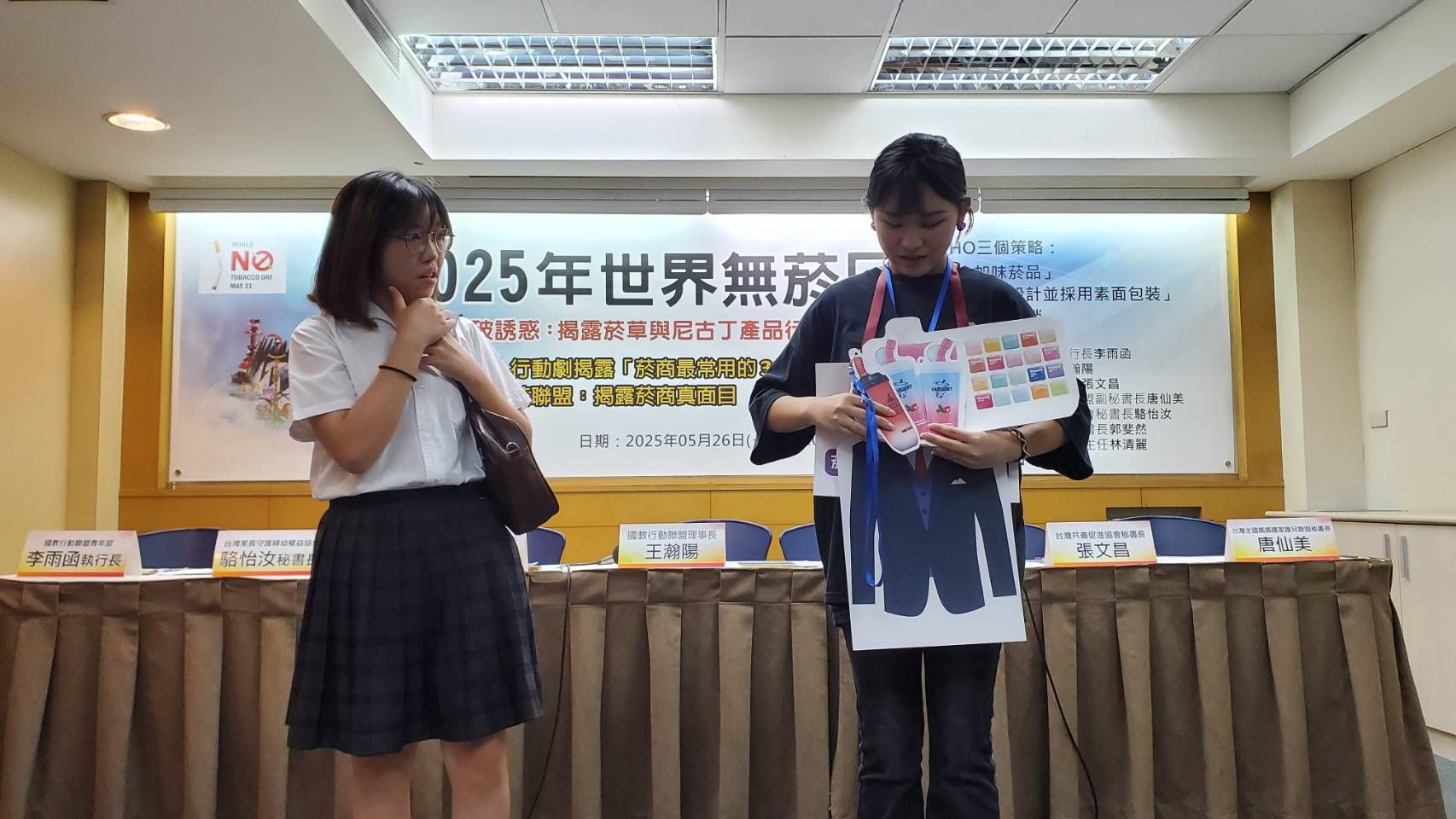 20250526-新興菸品包括電子煙、加熱菸主要的訴求對象，青年志工透過行動劇呼籲年輕人別上當。（黃天如攝）