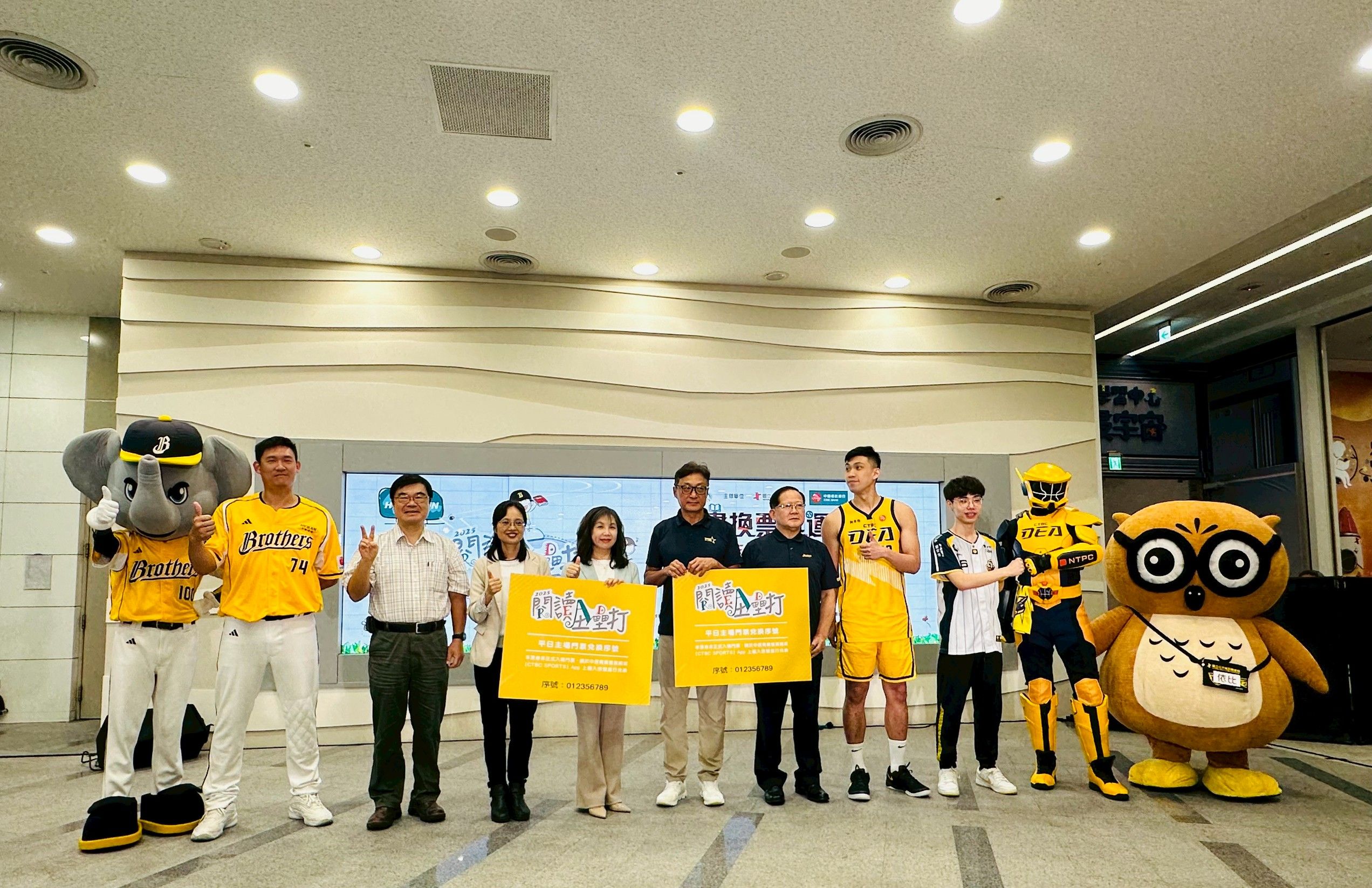 「2025閱讀全壘打」活動，中信金控高人傑秘書長贈票給與國資圖馬湘萍館長。(圖/王秀禾攝)