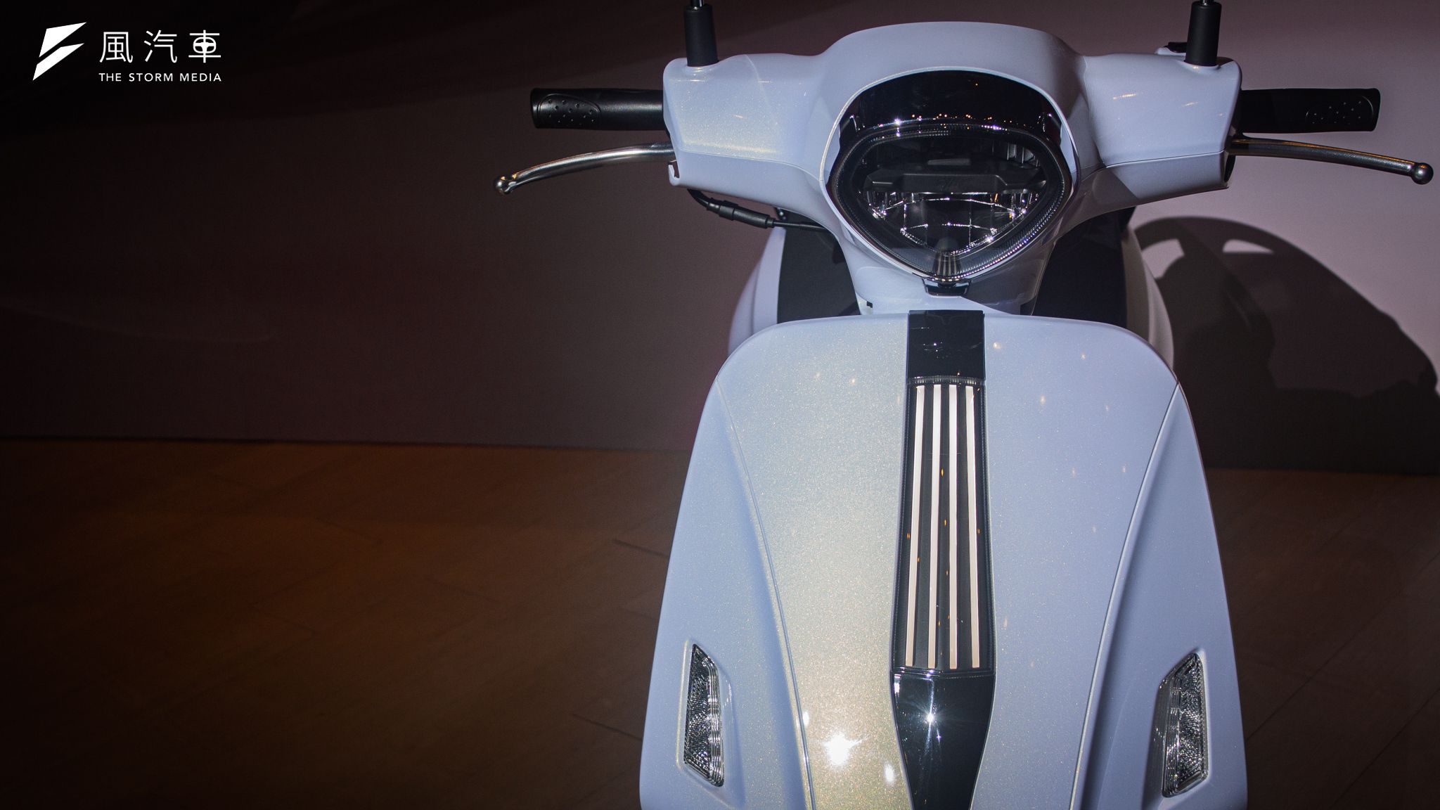 全新 SYM Fiddle 將小提琴各項元素融入車身設計，車頭定位燈參考琴弦的樣式設計十分亮眼。