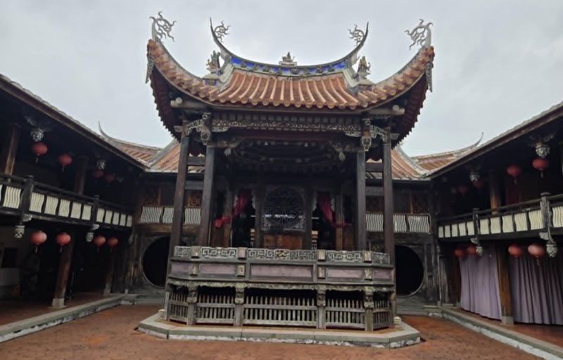 花廳戲台 雕樑與戲樓 從9.21重建的煙塵中見天日。（鍾喬提供）
