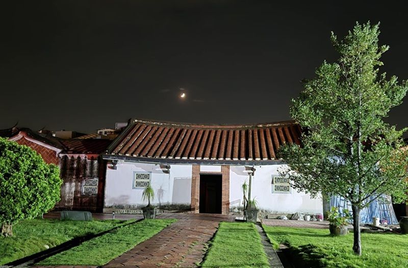 霧峰林家月光下的簷瓦。（鍾喬提供）