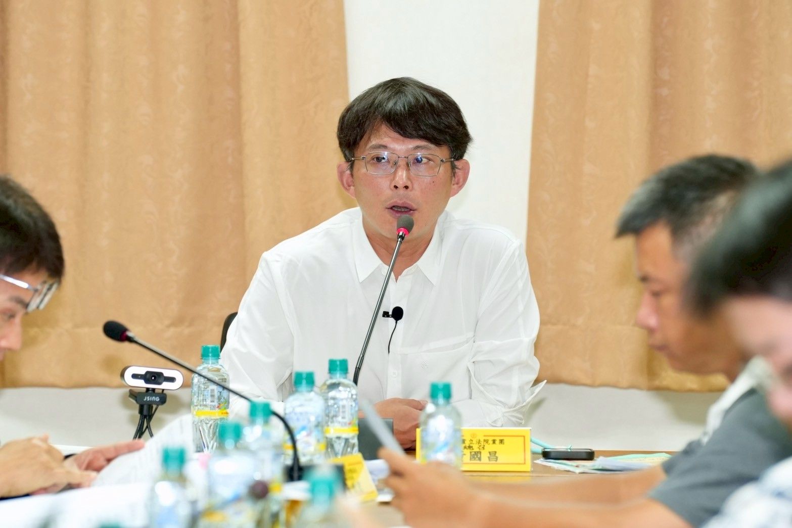 20250527-民眾黨黨團總召黃國昌提出質疑表示，台電一直拿環評的計畫書拿來當機組運轉的法令依據嗎？（民眾黨團提供）
