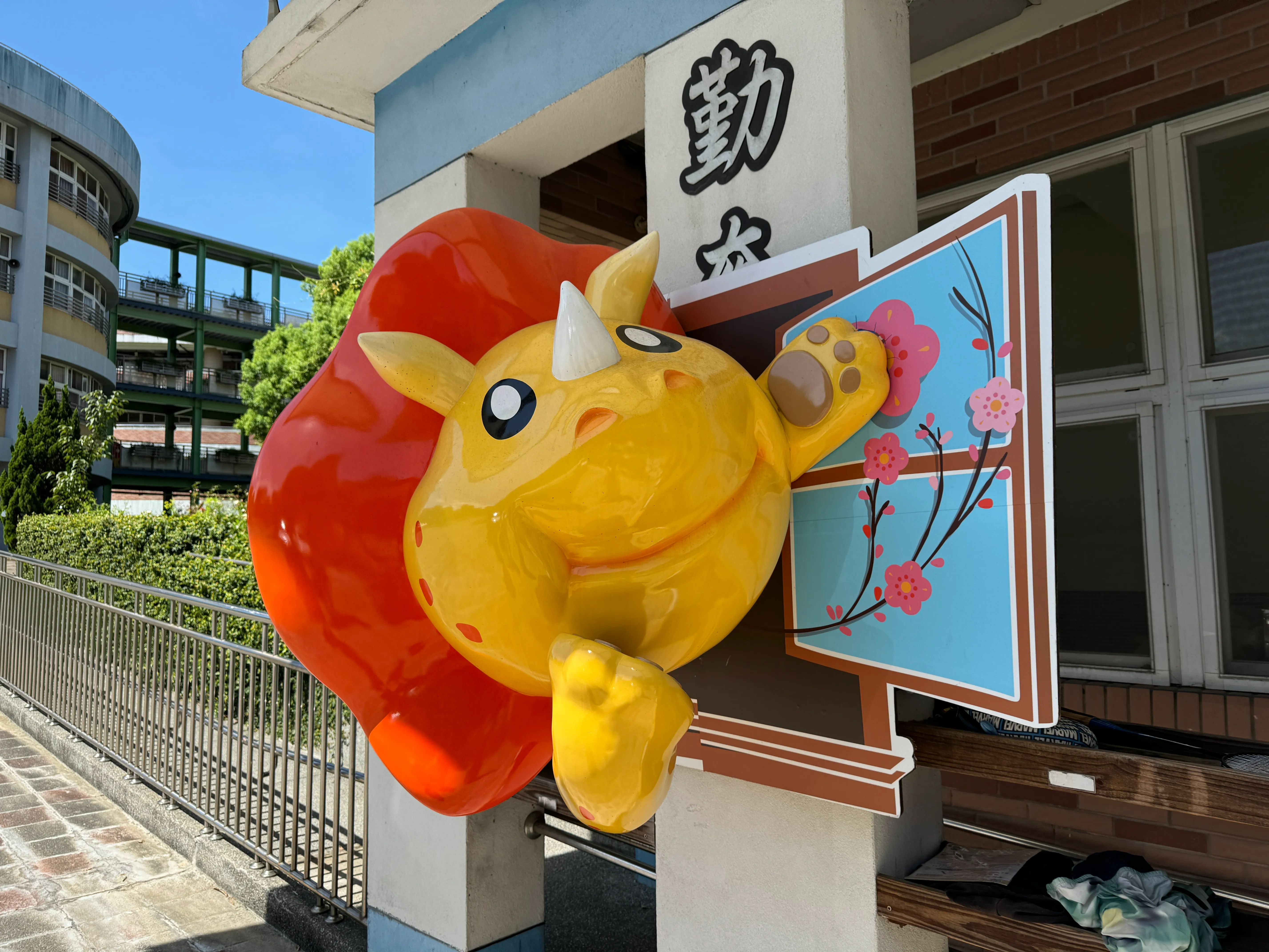 淡水古蹟博物館即日起推出「裝置藝術品巡迴展覽」活動計畫，開放全民無償借用大型公仔。首展快閃應援2025雙北世界壯年運動會「新北城市派對－文化體驗市集」。(圖/新北市立淡水古蹟博物館)
