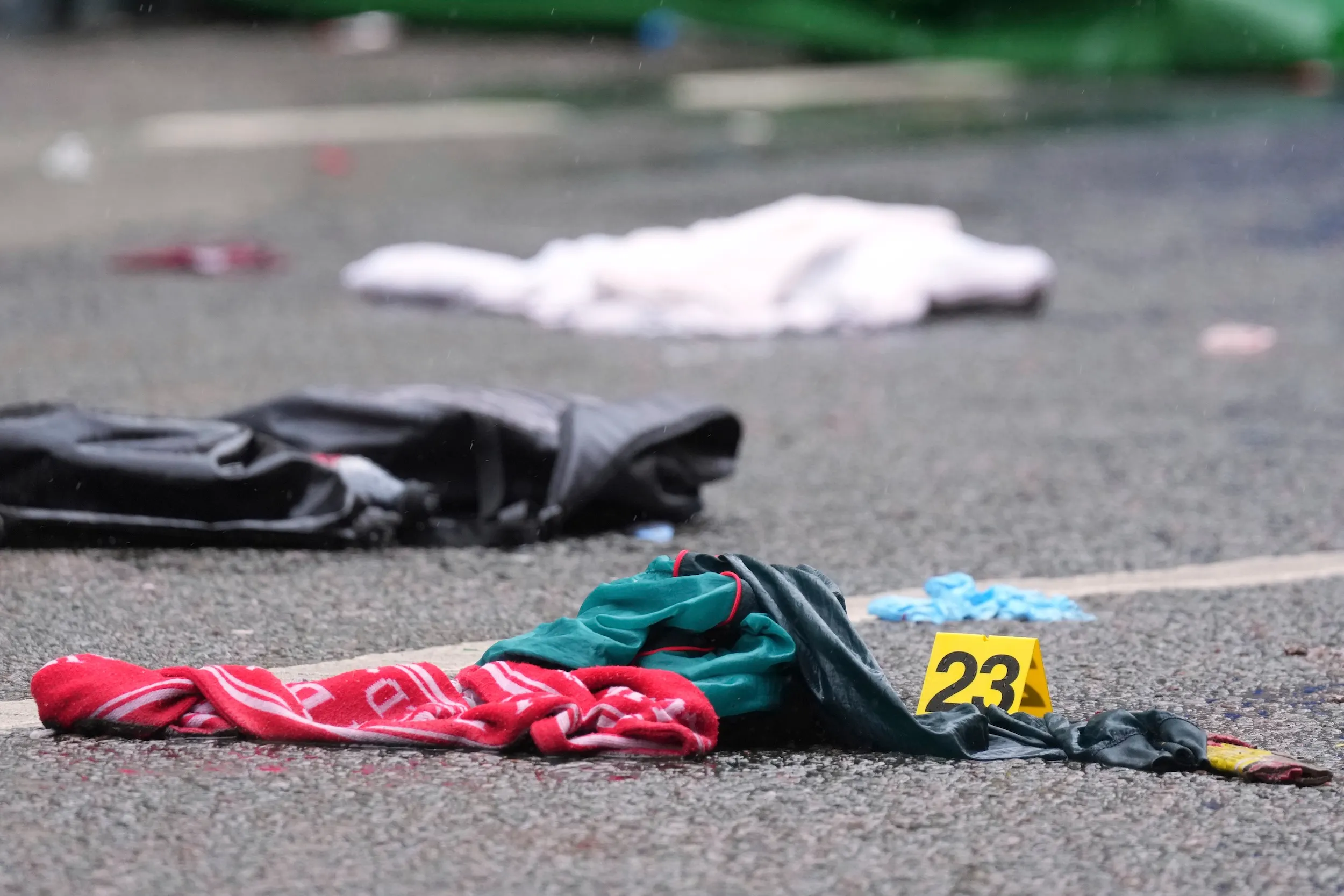 英格蘭足球超級聯賽（Premier League）冠軍利物浦俱樂部26日在市中心舉辦遊行慶祝奪冠，一輛汽車突然衝撞球迷，造成47人受輕重傷。（美聯社）