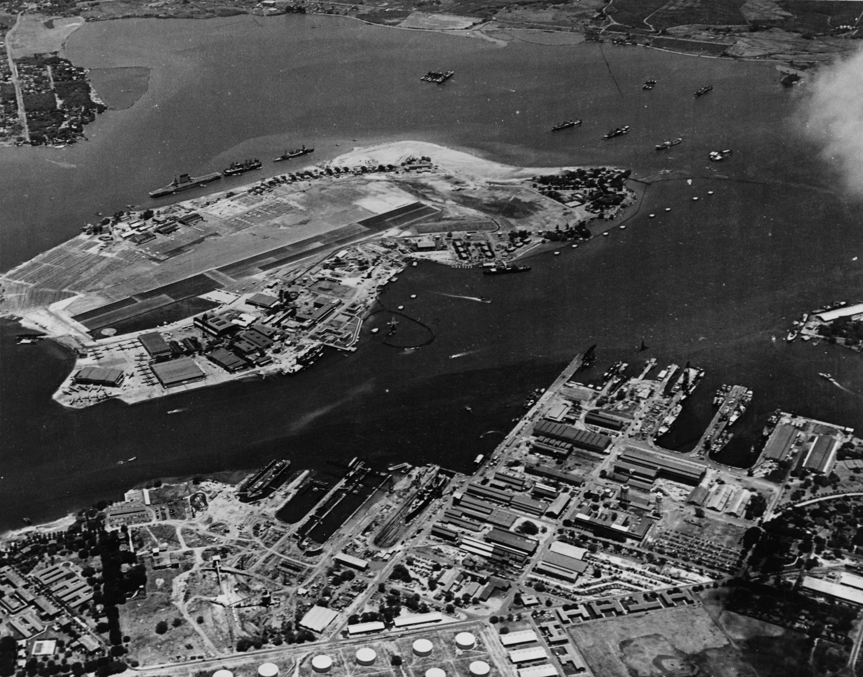 20250528-福特島、海軍修理工廠（下方）、乾塢（下方靠左），1941年1月。（黃嘉鴻提供，取自美國海軍網站）