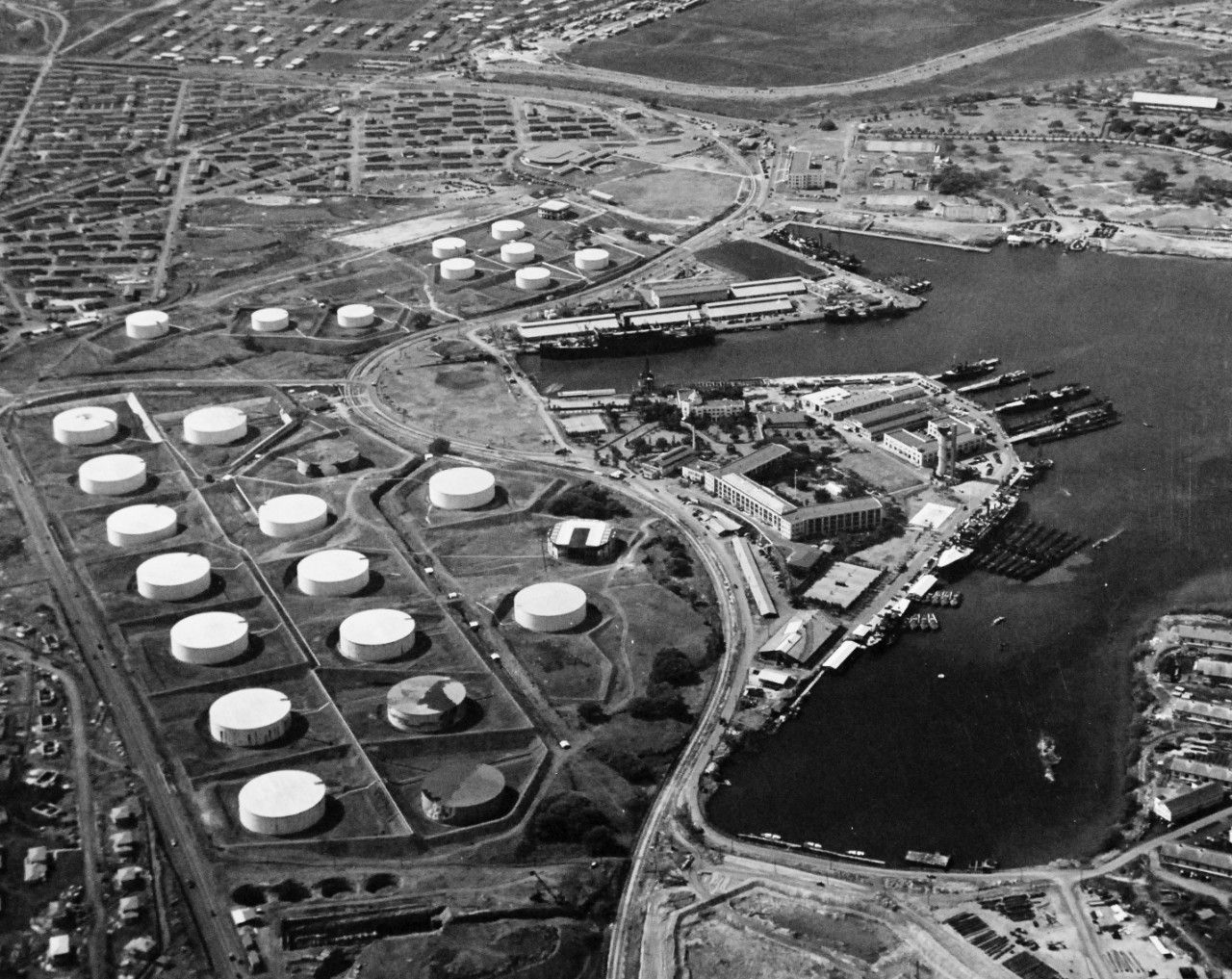 20250528-位於潛艇基地後方的一部分油槽，每個油槽各有相當距離，且以堤堰隔開保護。（黃嘉鴻提供，取自美國海軍網站）