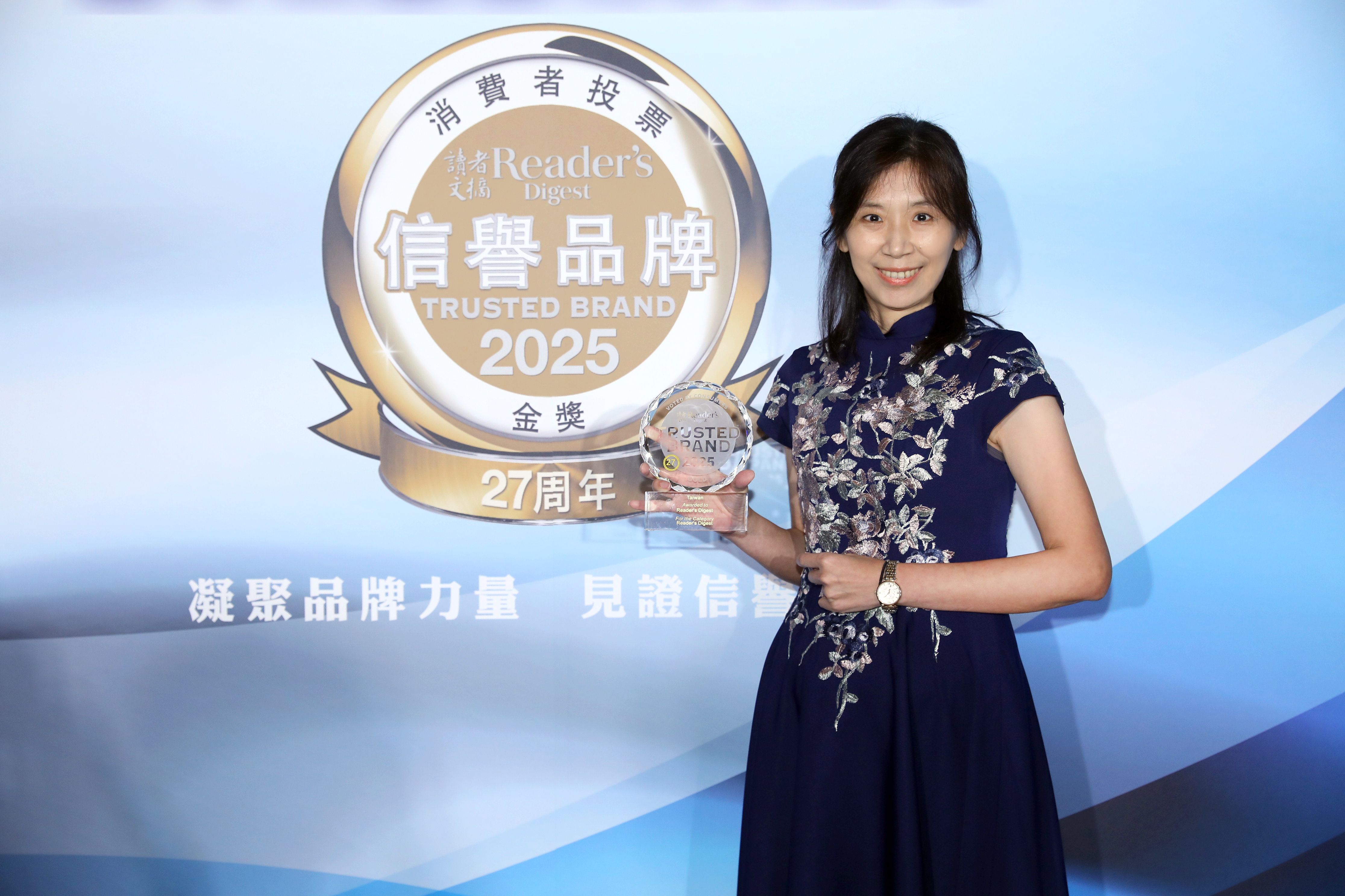 CHIMEI奇美家電品牌總監楊厚苹出席《讀者文摘》頒獎典禮，見證液晶顯示器與DC節能風扇蟬聯信譽品牌雙金獎殊榮。(圖片提供：奇美家電)