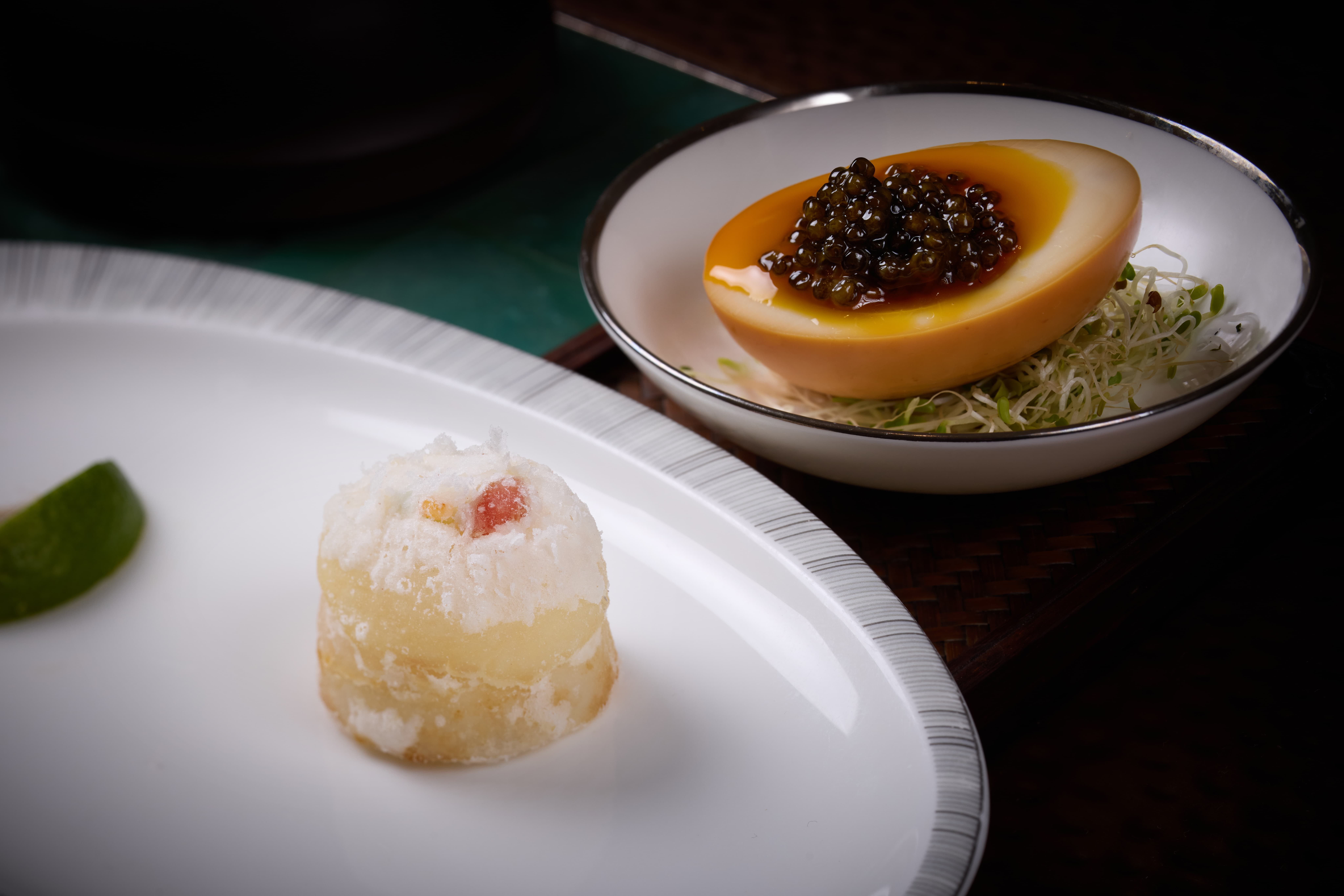 「麗晶軒」開胃前菜是由黑魚子煙燻蛋搭配龍帶玉梨香組合而成，風味層次細膩。